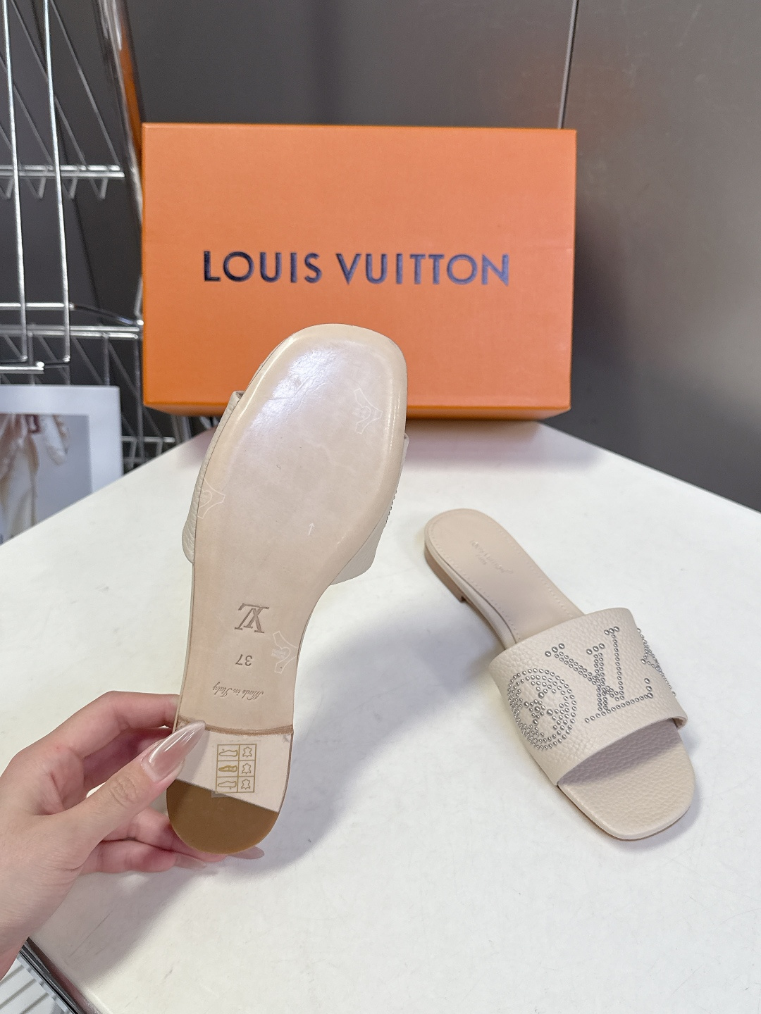 Louis Vuitton 路易威登春夏最新款时装鞋 春夏秀场出镜率最高的一款单品 超多名模上脚 简约大