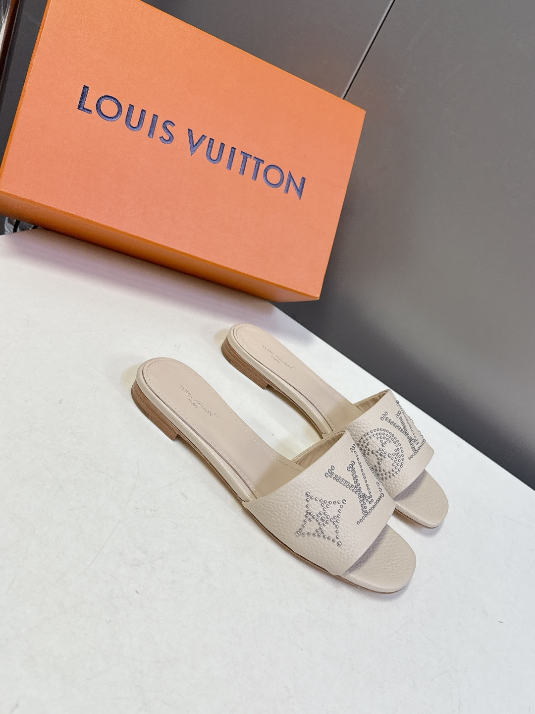 Louis Vuitton 路易威登春夏最新款时装鞋 春夏秀场出镜率最高的一款单品 超多名模上脚 简约大