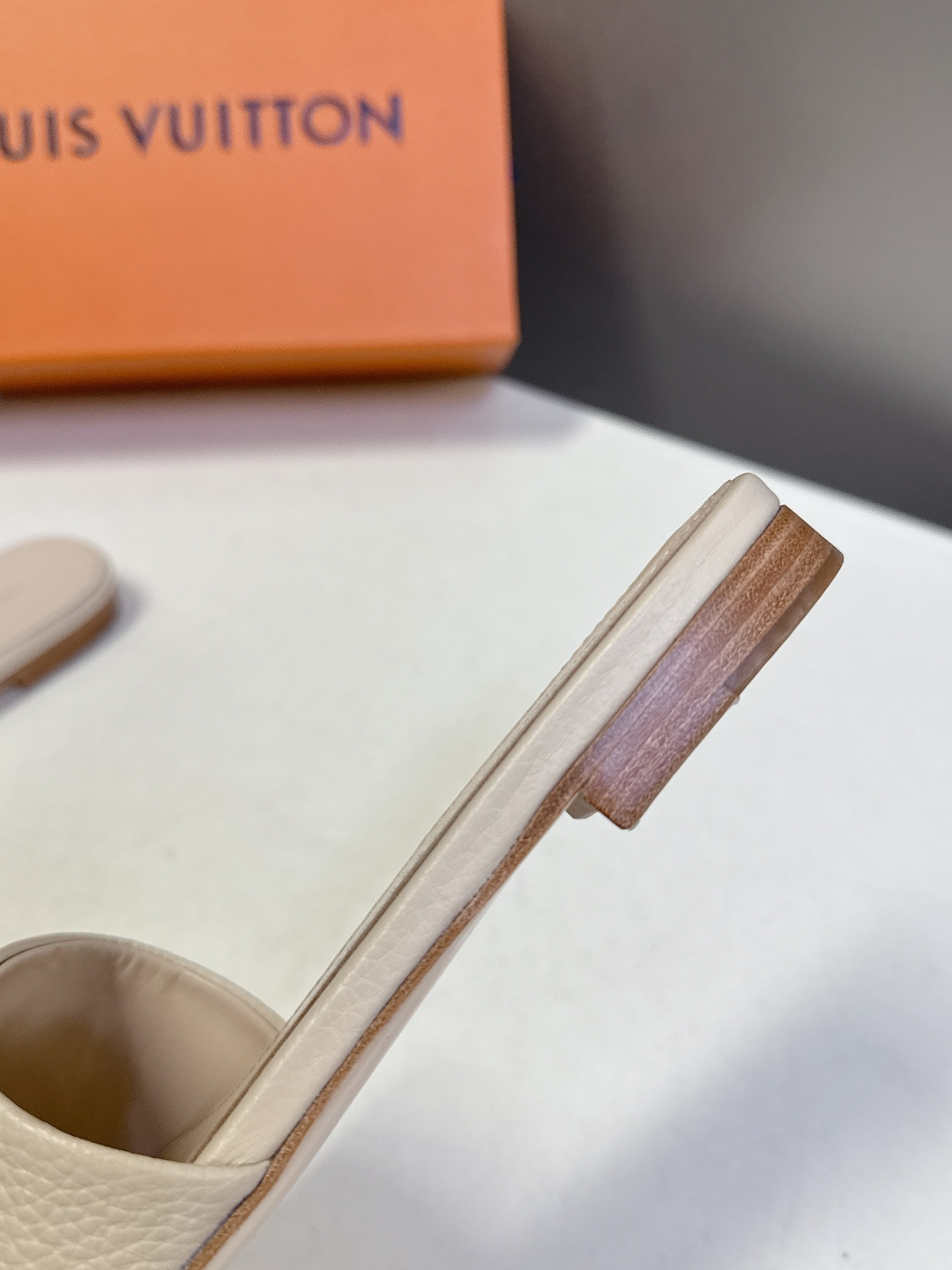 Louis Vuitton 路易威登春夏最新款时装鞋 春夏秀场出镜率最高的一款单品 超多名模上脚 简约大