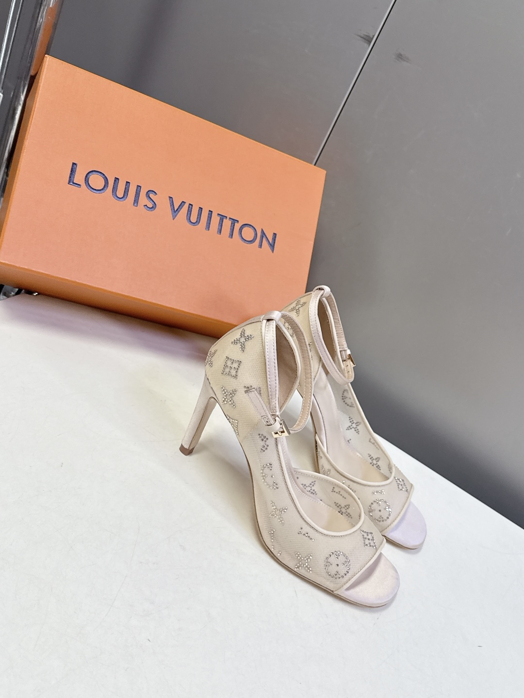 Louis Vuitton 路易威登春夏最新款时装鞋 春夏秀场出镜率最高的一款单品 超多名模上脚 简约大