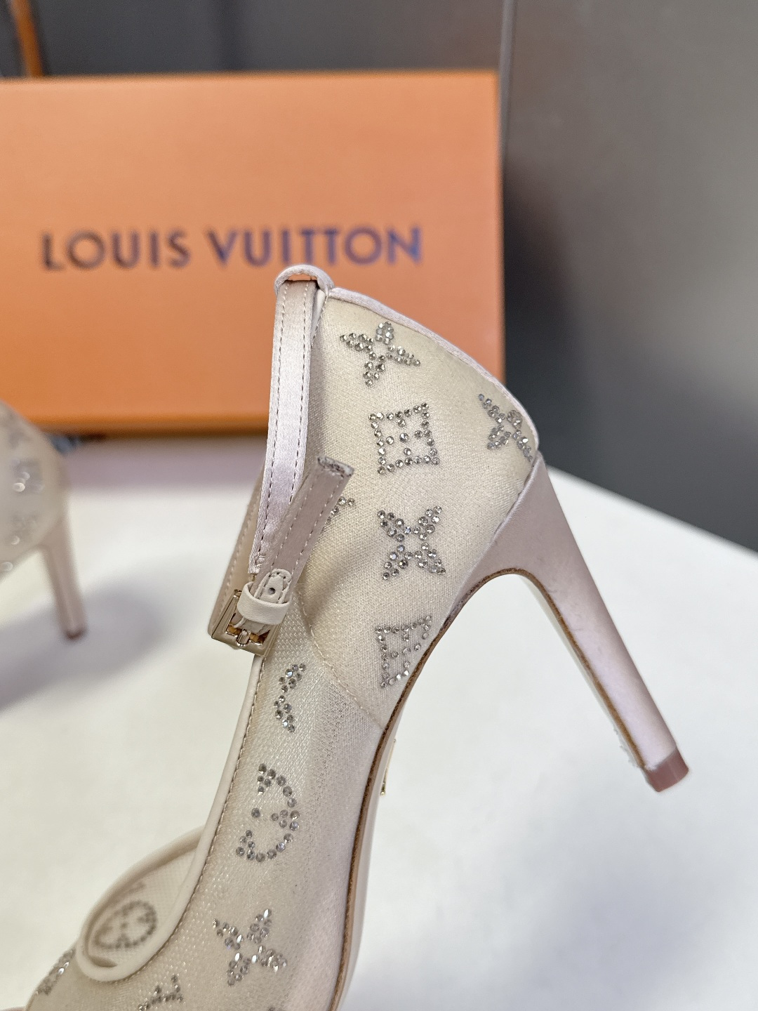 Louis Vuitton 路易威登春夏最新款时装鞋 春夏秀场出镜率最高的一款单品 超多名模上脚 简约大