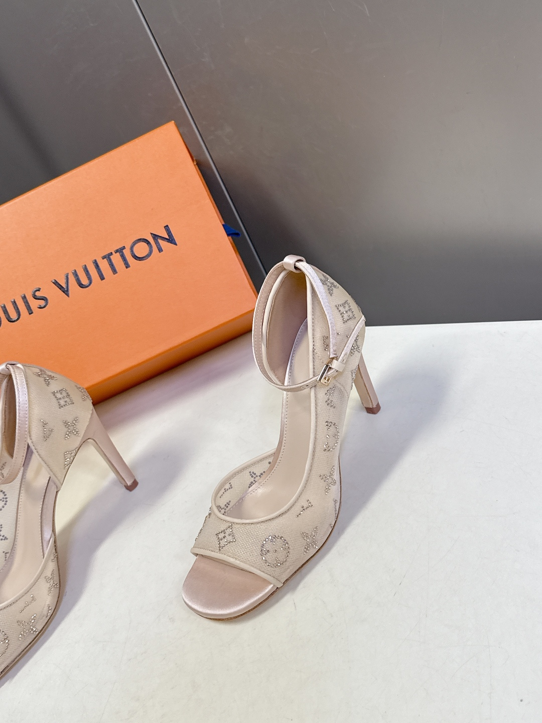 Louis Vuitton 路易威登春夏最新款时装鞋 春夏秀场出镜率最高的一款单品 超多名模上脚 简约大