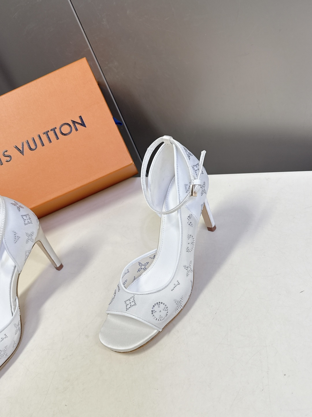 Louis Vuitton 路易威登春夏最新款时装鞋 春夏秀场出镜率最高的一款单品 超多名模上脚 简约大