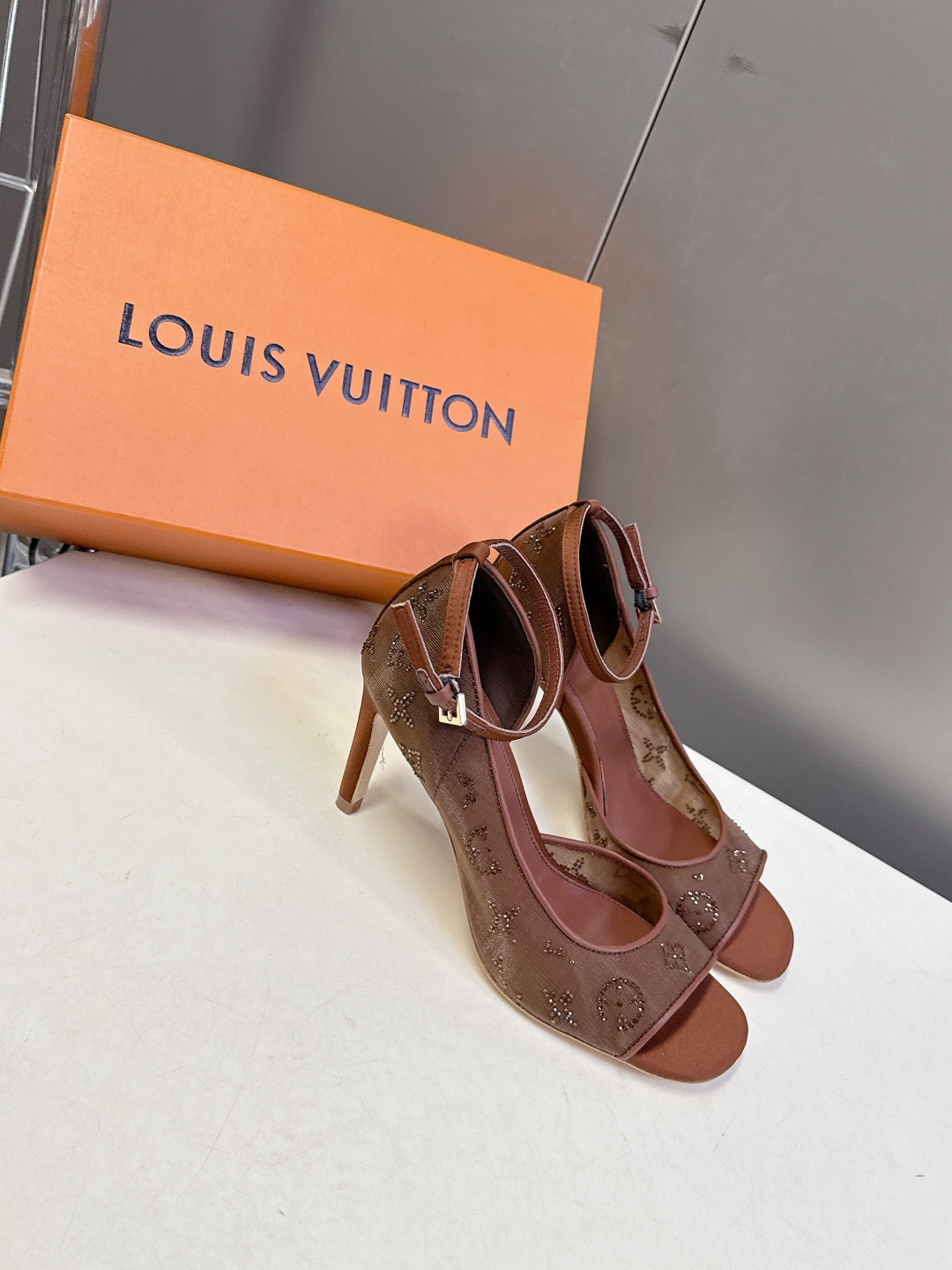 Louis Vuitton 路易威登春夏最新款时装鞋 春夏秀场出镜率最高的一款单品 超多名模上脚 简约大