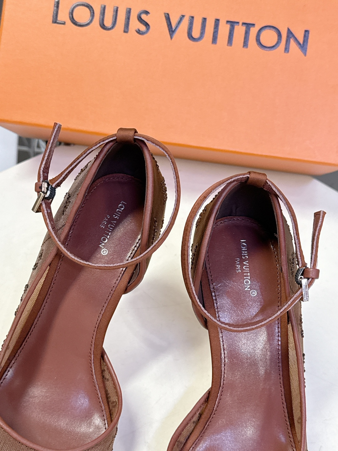 Louis Vuitton 路易威登春夏最新款时装鞋 春夏秀场出镜率最高的一款单品 超多名模上脚 简约大