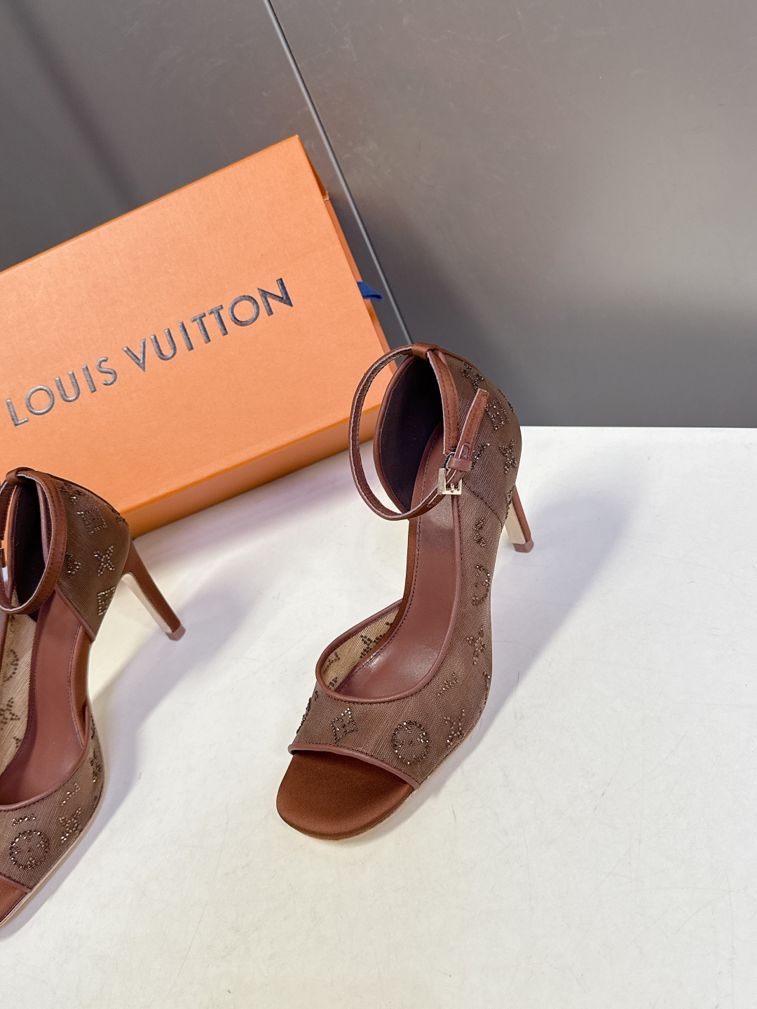 Louis Vuitton 路易威登春夏最新款时装鞋 春夏秀场出镜率最高的一款单品 超多名模上脚 简约大