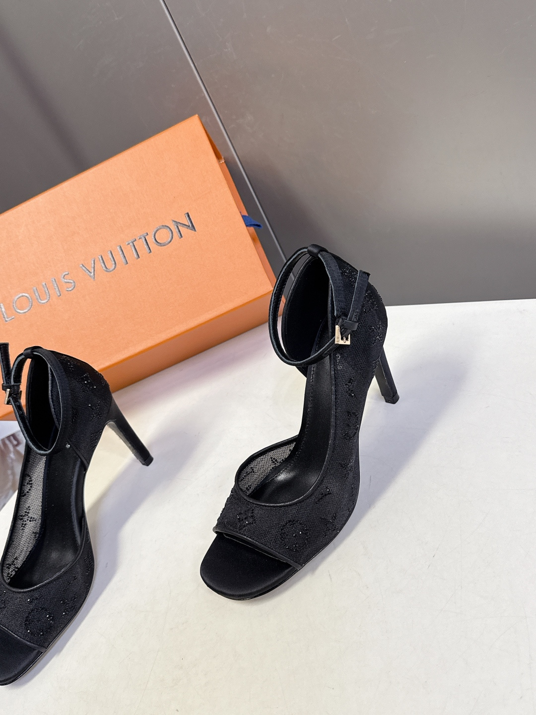 Louis Vuitton 路易威登春夏最新款时装鞋 春夏秀场出镜率最高的一款单品 超多名模上脚 简约大