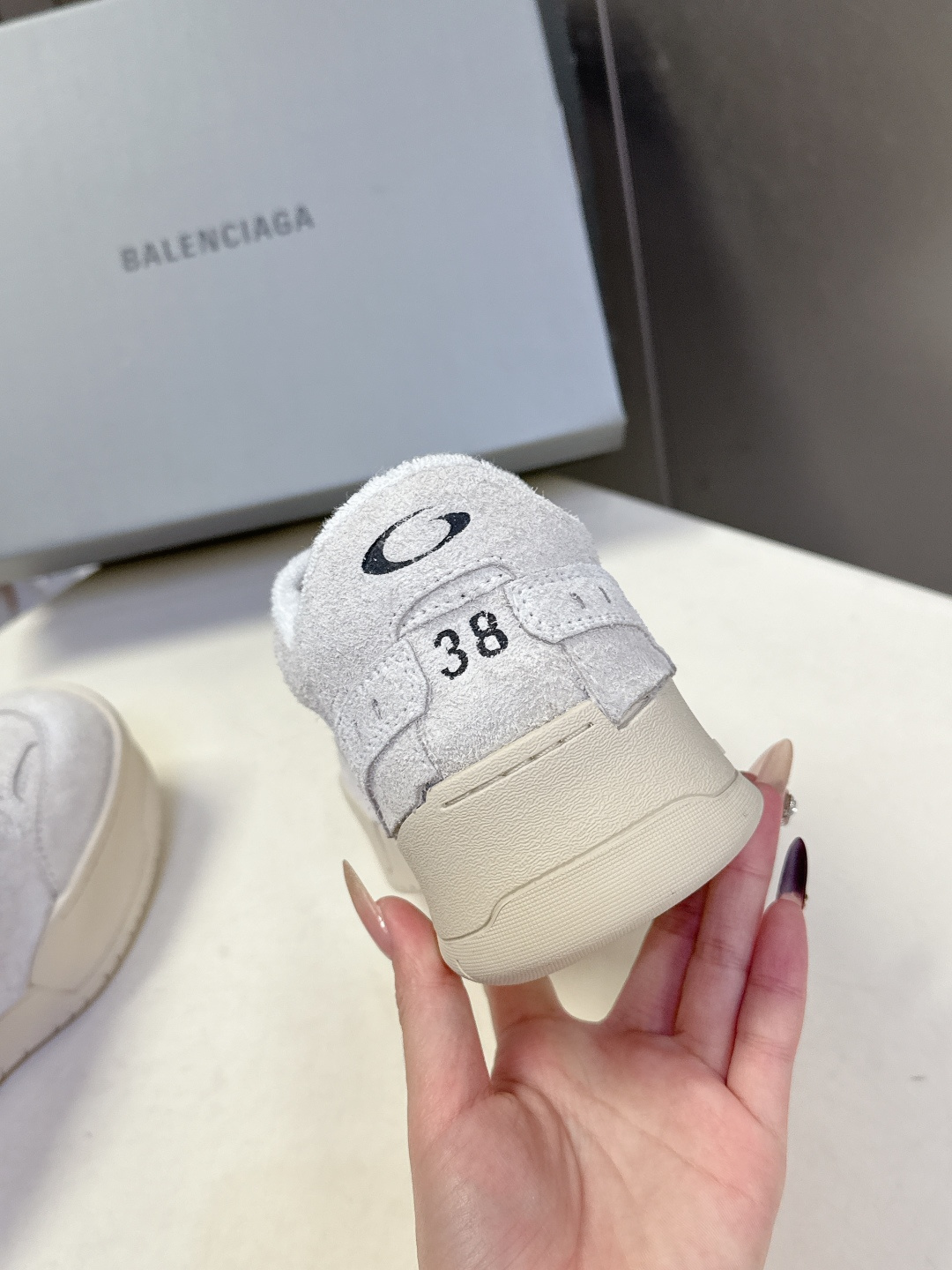 BaLenciaga巴黎世家最新春夏款Hamp tons运动鞋 超多明星网红种草 它以经典鞋履为原型 侧