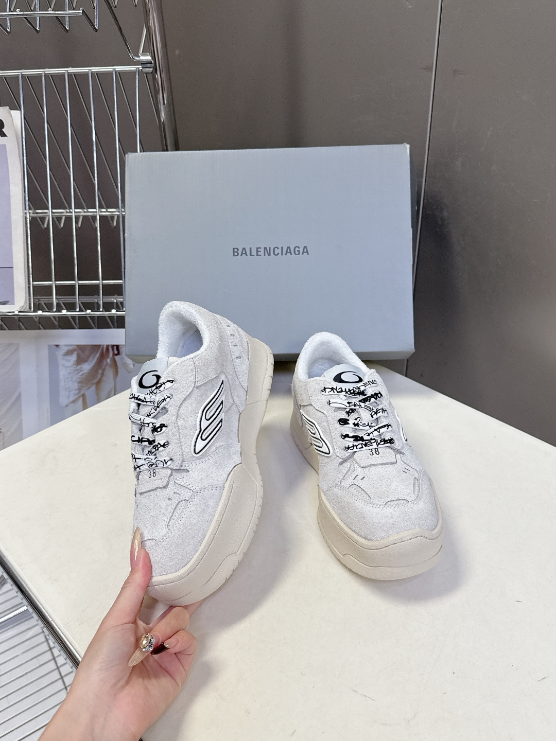 BaLenciaga巴黎世家最新春夏款Hamp tons运动鞋 超多明星网红种草 它以经典鞋履为原型 侧