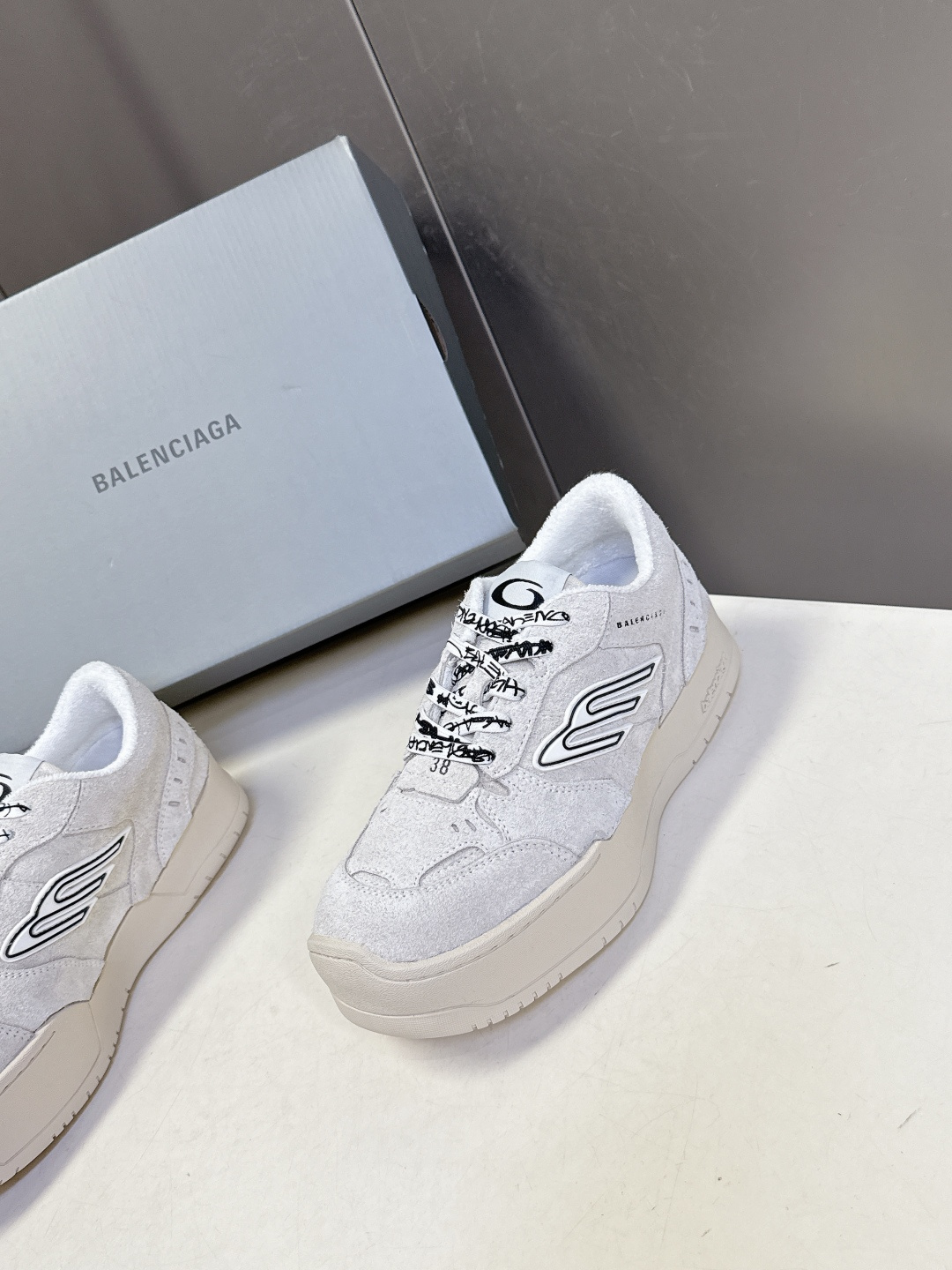 BaLenciaga巴黎世家最新春夏款Hamp tons运动鞋 超多明星网红种草 它以经典鞋履为原型 侧