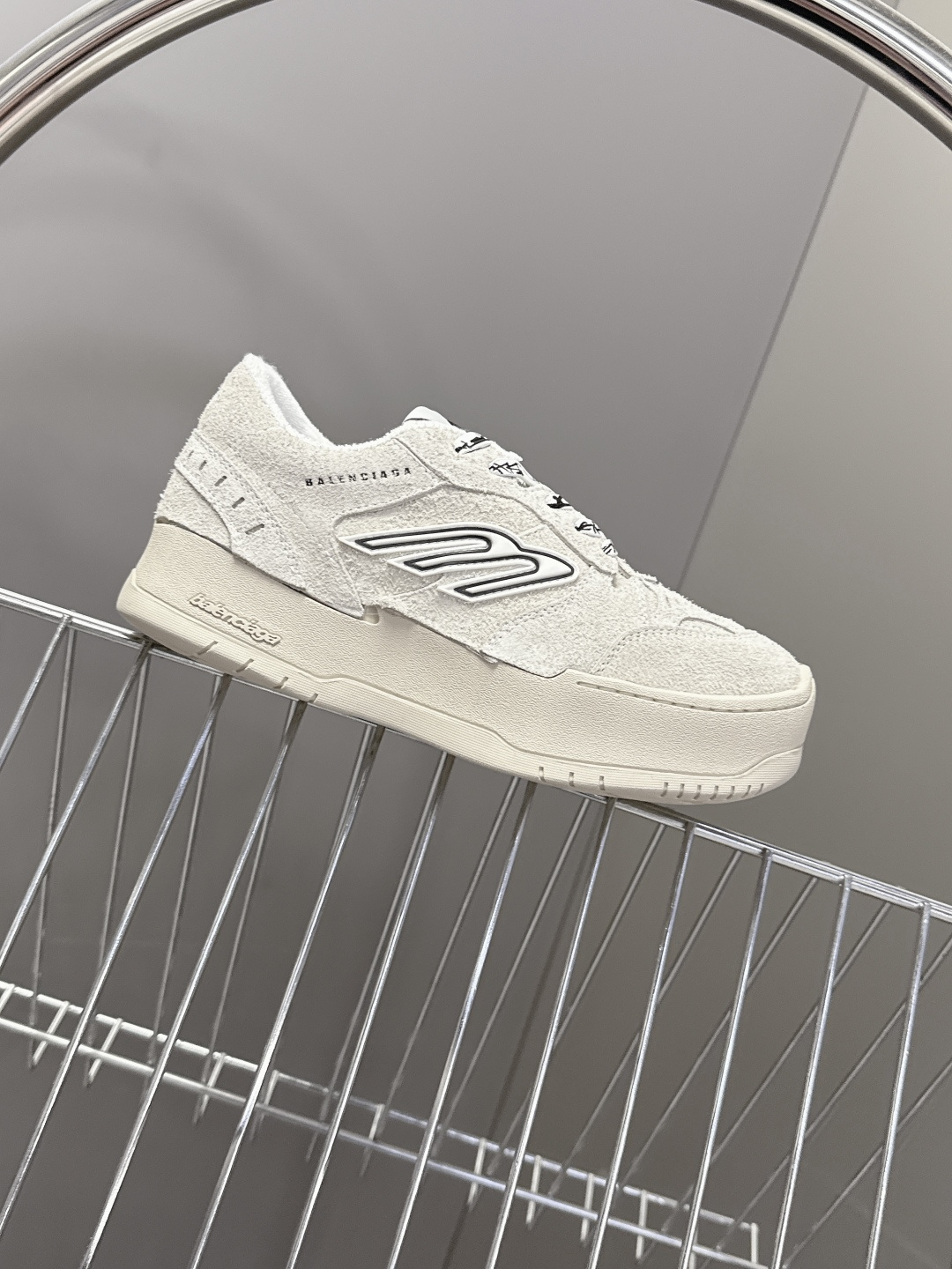 BaLenciaga巴黎世家最新春夏款Hamp tons运动鞋 超多明星网红种草 它以经典鞋履为原型 侧