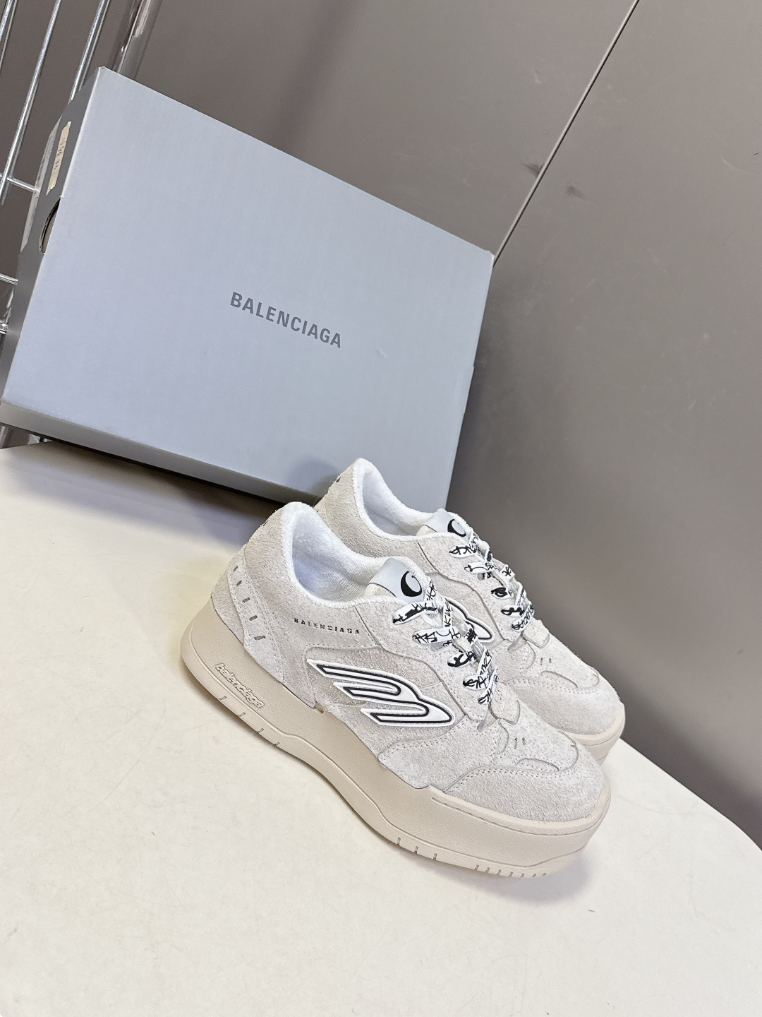 BaLenciaga巴黎世家最新春夏款Hamp tons运动鞋 超多明星网红种草 它以经典鞋履为原型 侧