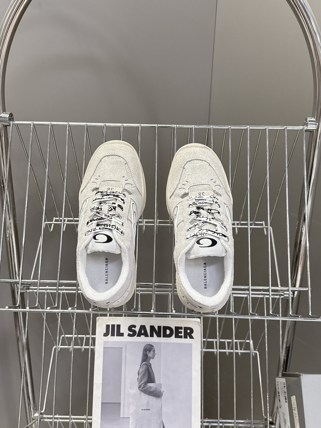 BaLenciaga巴黎世家最新春夏款Hamp tons运动鞋 超多明星网红种草 它以经典鞋履为原型 侧