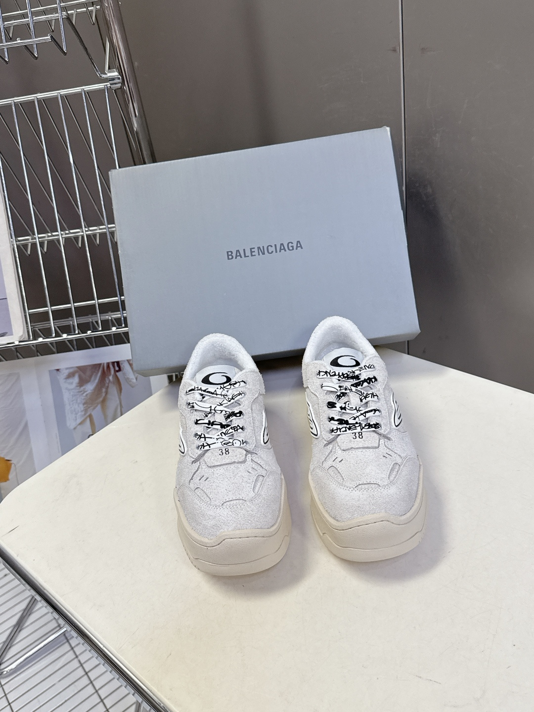BaLenciaga巴黎世家最新春夏款Hamp tons运动鞋 超多明星网红种草 它以经典鞋履为原型 侧