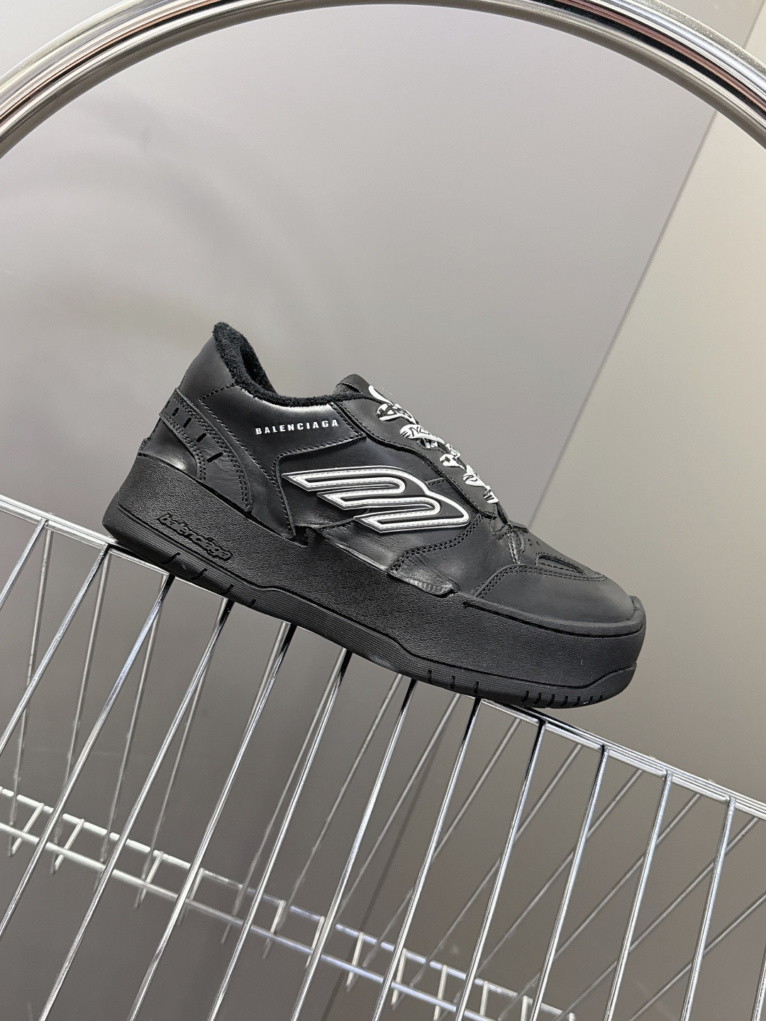 BaLenciaga巴黎世家最新春夏款Hamp tons运动鞋 超多明星网红种草 它以经典鞋履为原型 侧