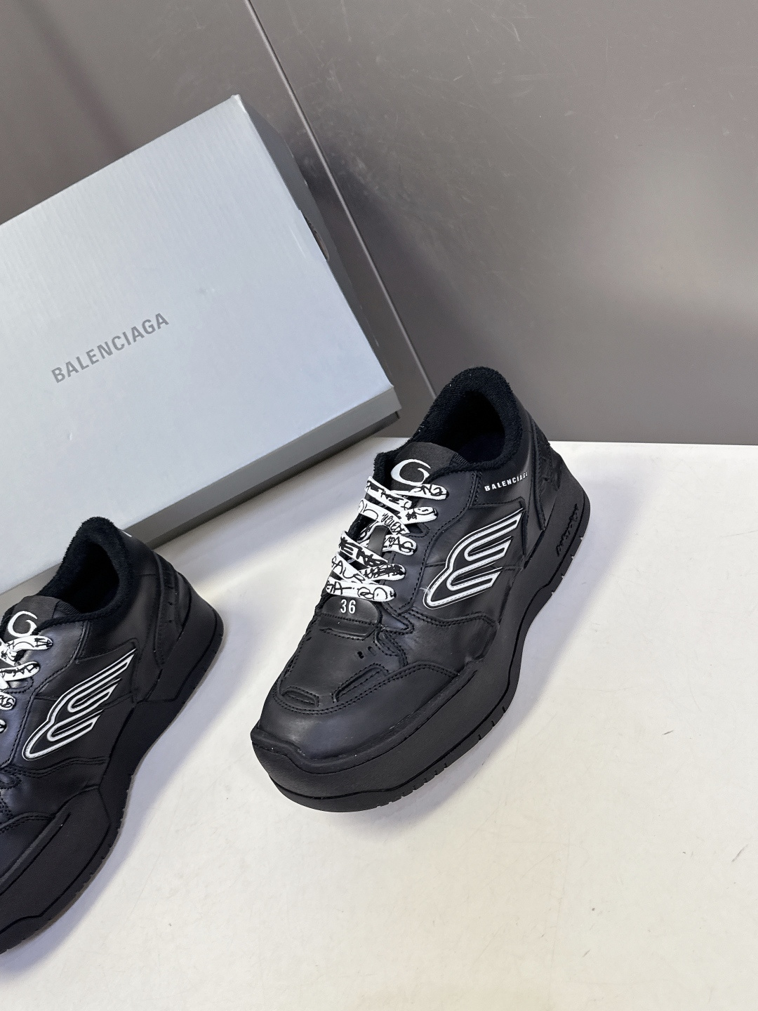 BaLenciaga巴黎世家最新春夏款Hamp tons运动鞋 超多明星网红种草 它以经典鞋履为原型 侧