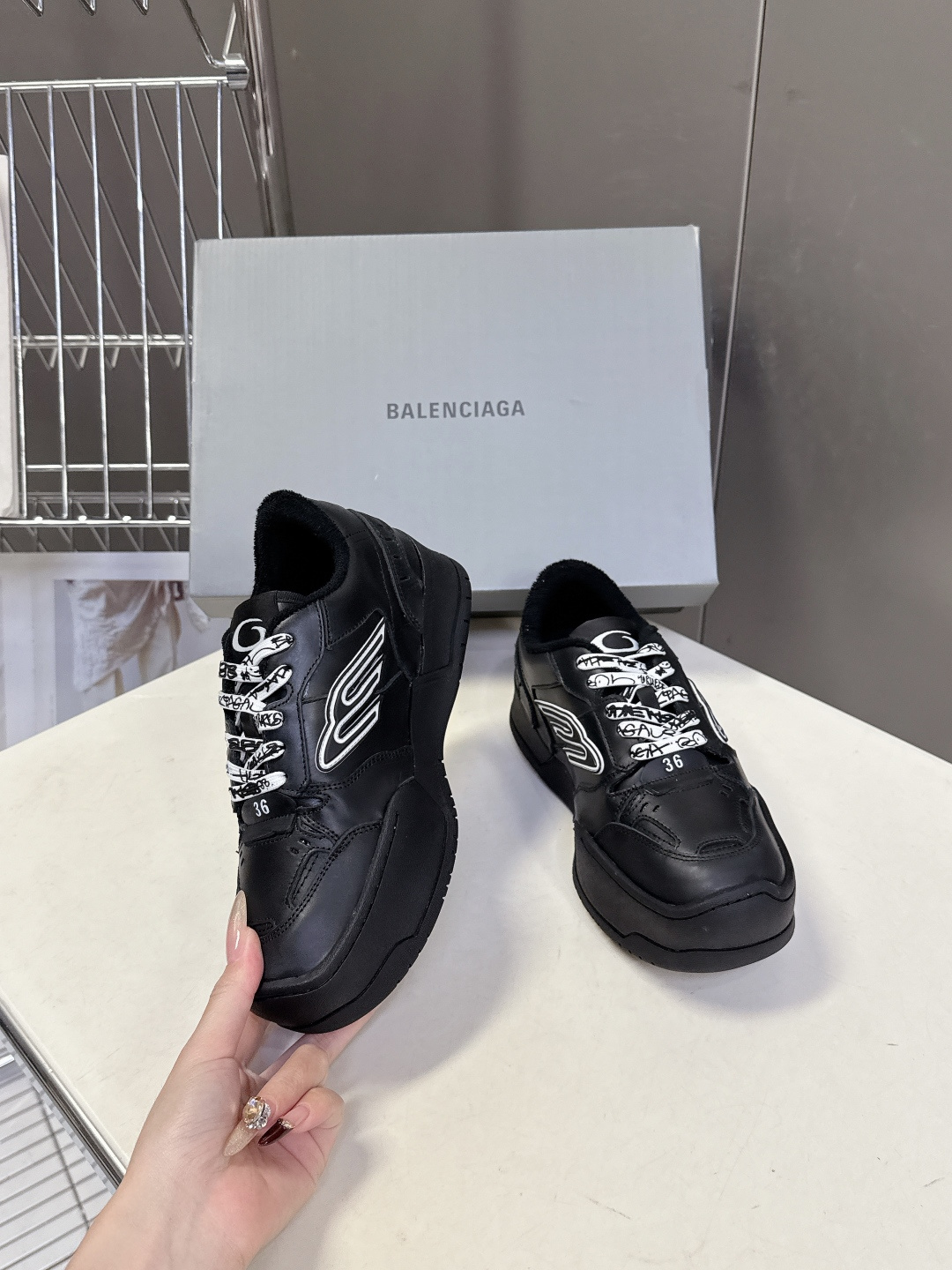 BaLenciaga巴黎世家最新春夏款Hamp tons运动鞋 超多明星网红种草 它以经典鞋履为原型 侧