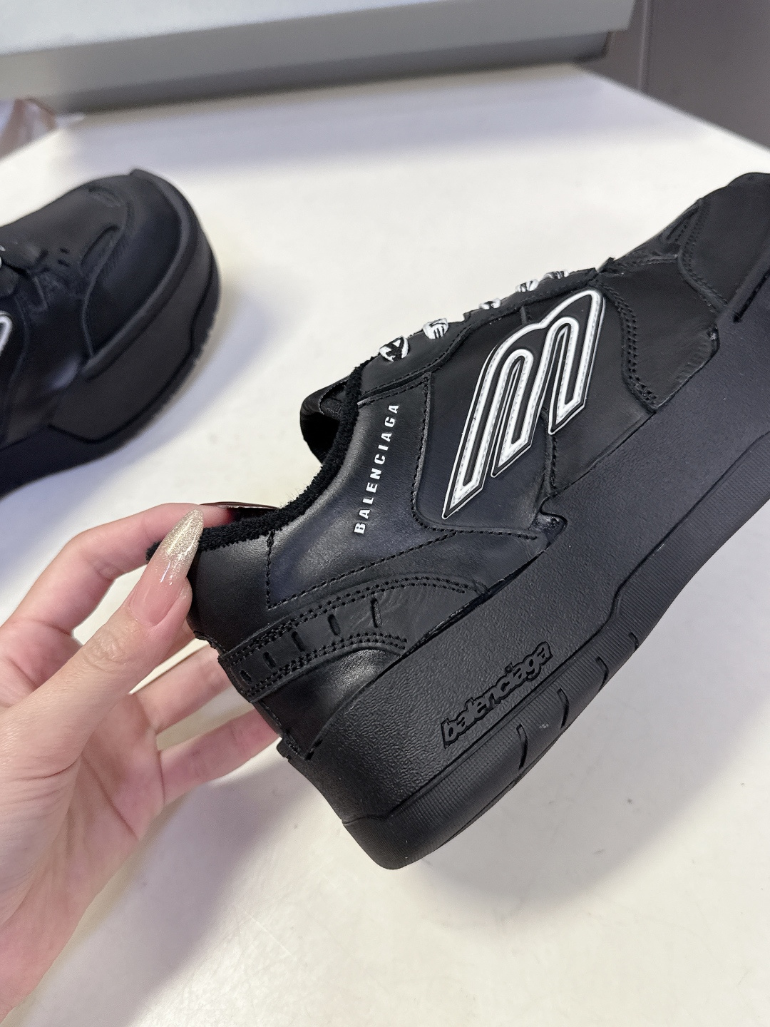 BaLenciaga巴黎世家最新春夏款Hamp tons运动鞋 超多明星网红种草 它以经典鞋履为原型 侧