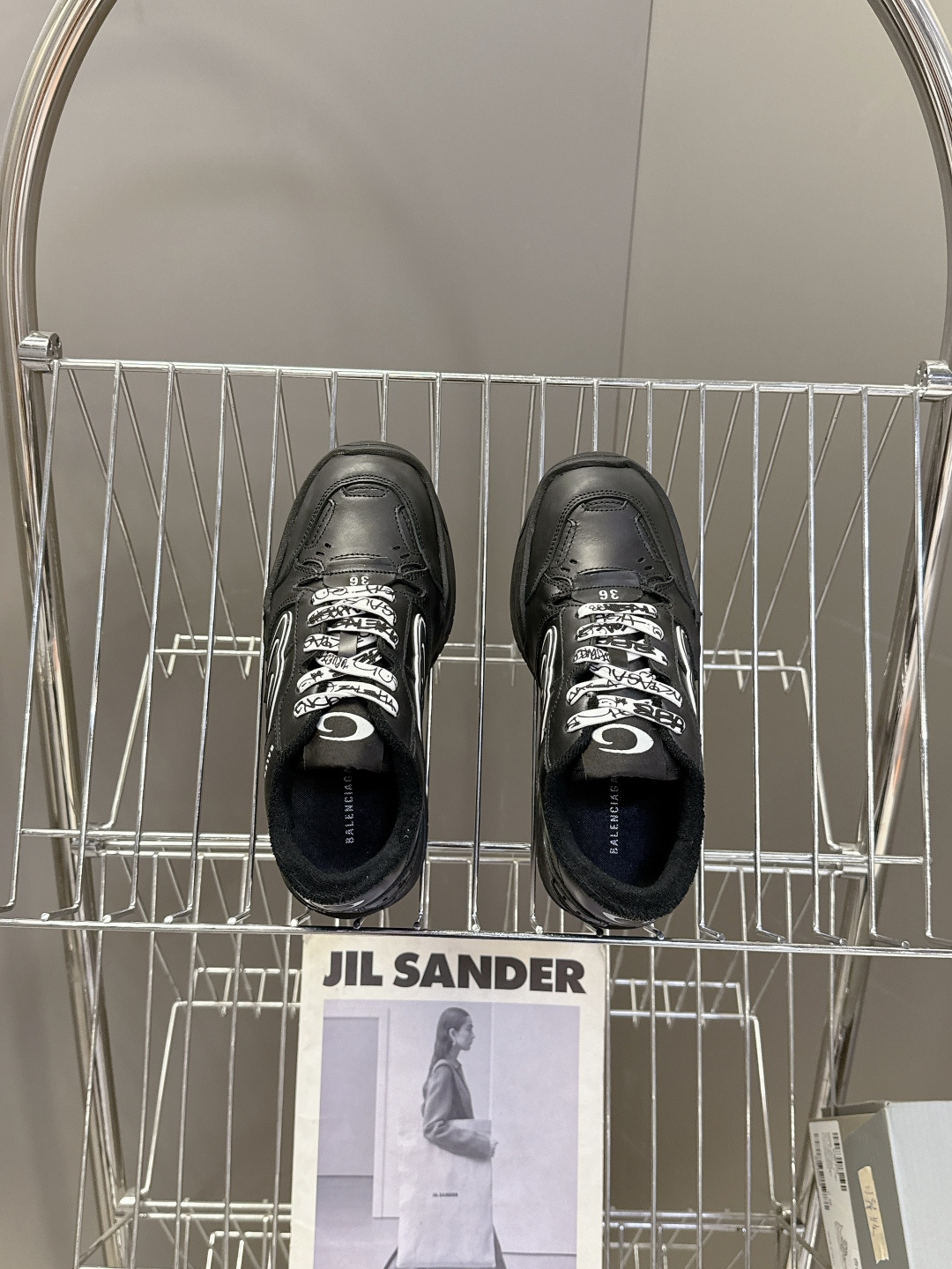 BaLenciaga巴黎世家最新春夏款Hamp tons运动鞋 超多明星网红种草 它以经典鞋履为原型 侧