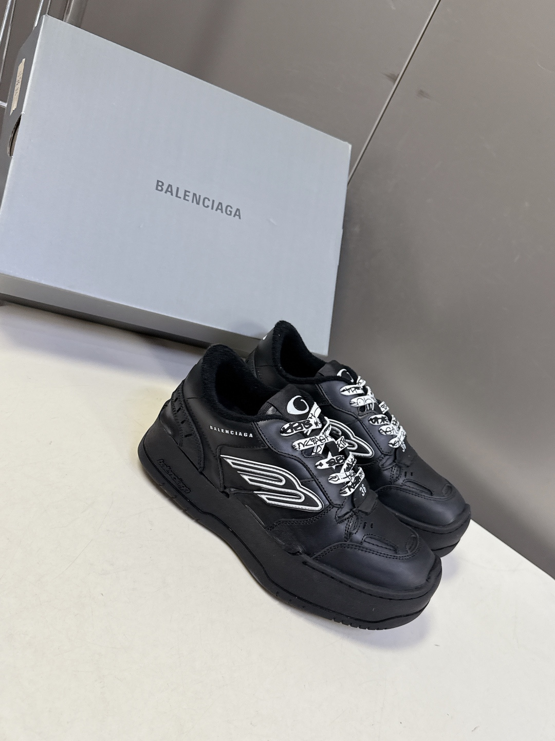 BaLenciaga巴黎世家最新春夏款Hamp tons运动鞋 超多明星网红种草 它以经典鞋履为原型 侧