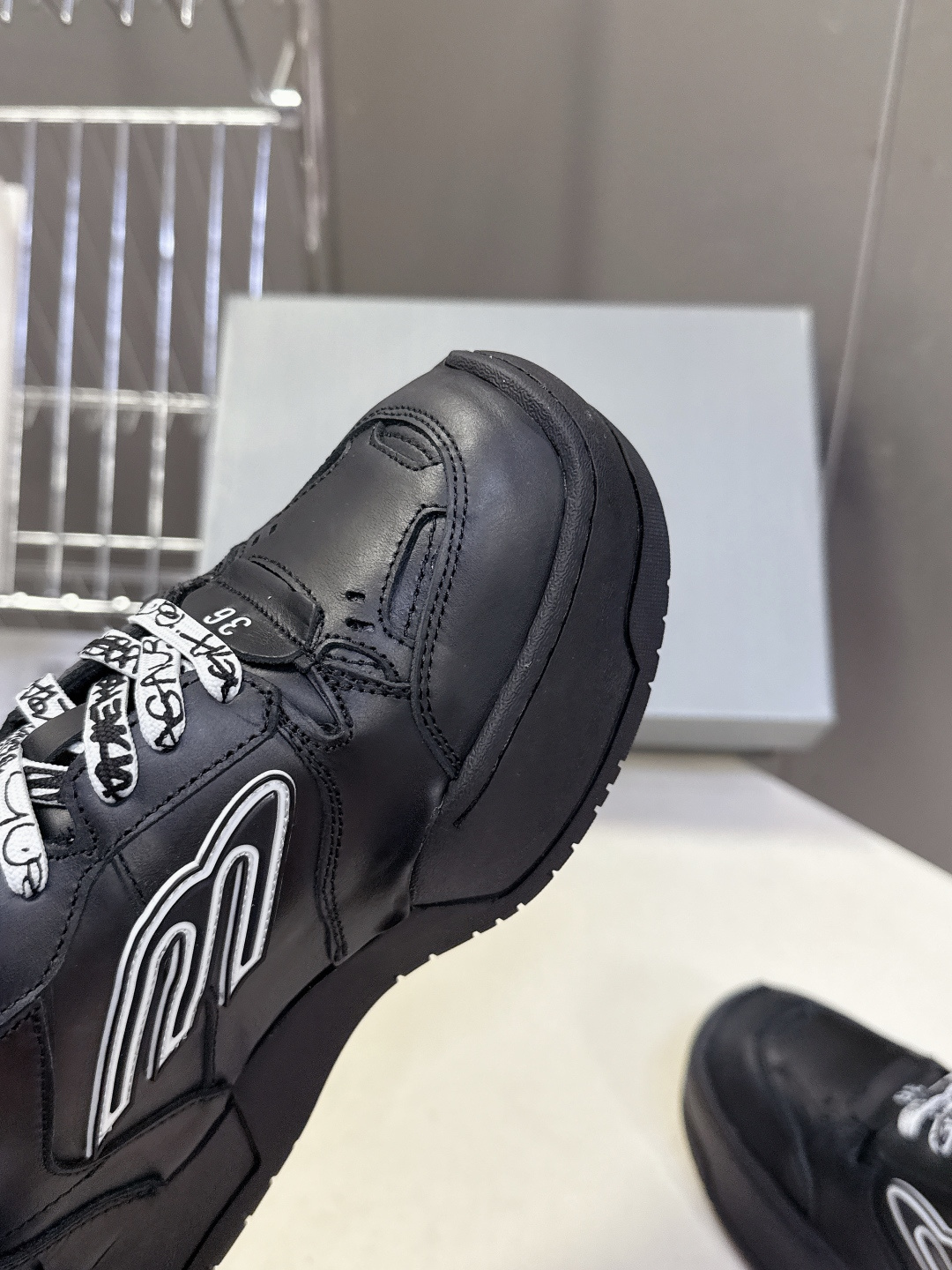 BaLenciaga巴黎世家最新春夏款Hamp tons运动鞋 超多明星网红种草 它以经典鞋履为原型 侧