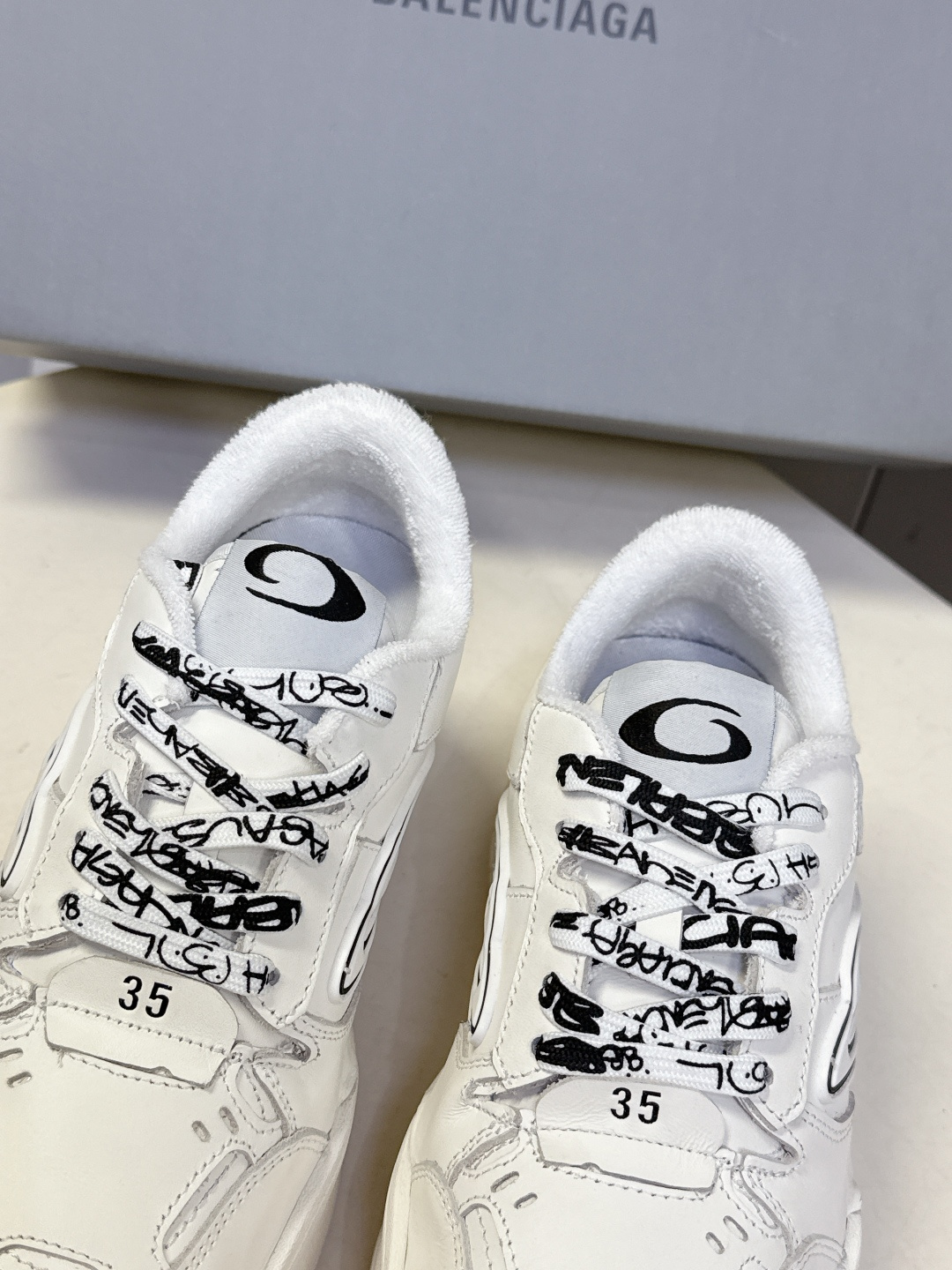 BaLenciaga巴黎世家最新春夏款Hamp tons运动鞋 超多明星网红种草 它以经典鞋履为原型 侧