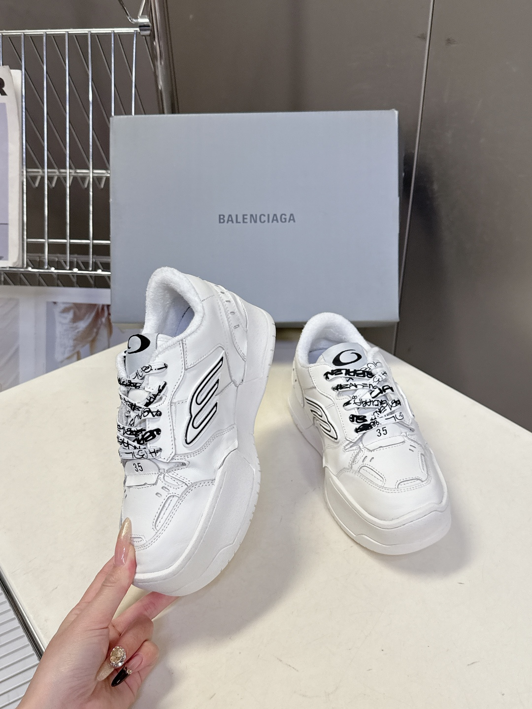 BaLenciaga巴黎世家最新春夏款Hamp tons运动鞋 超多明星网红种草 它以经典鞋履为原型 侧