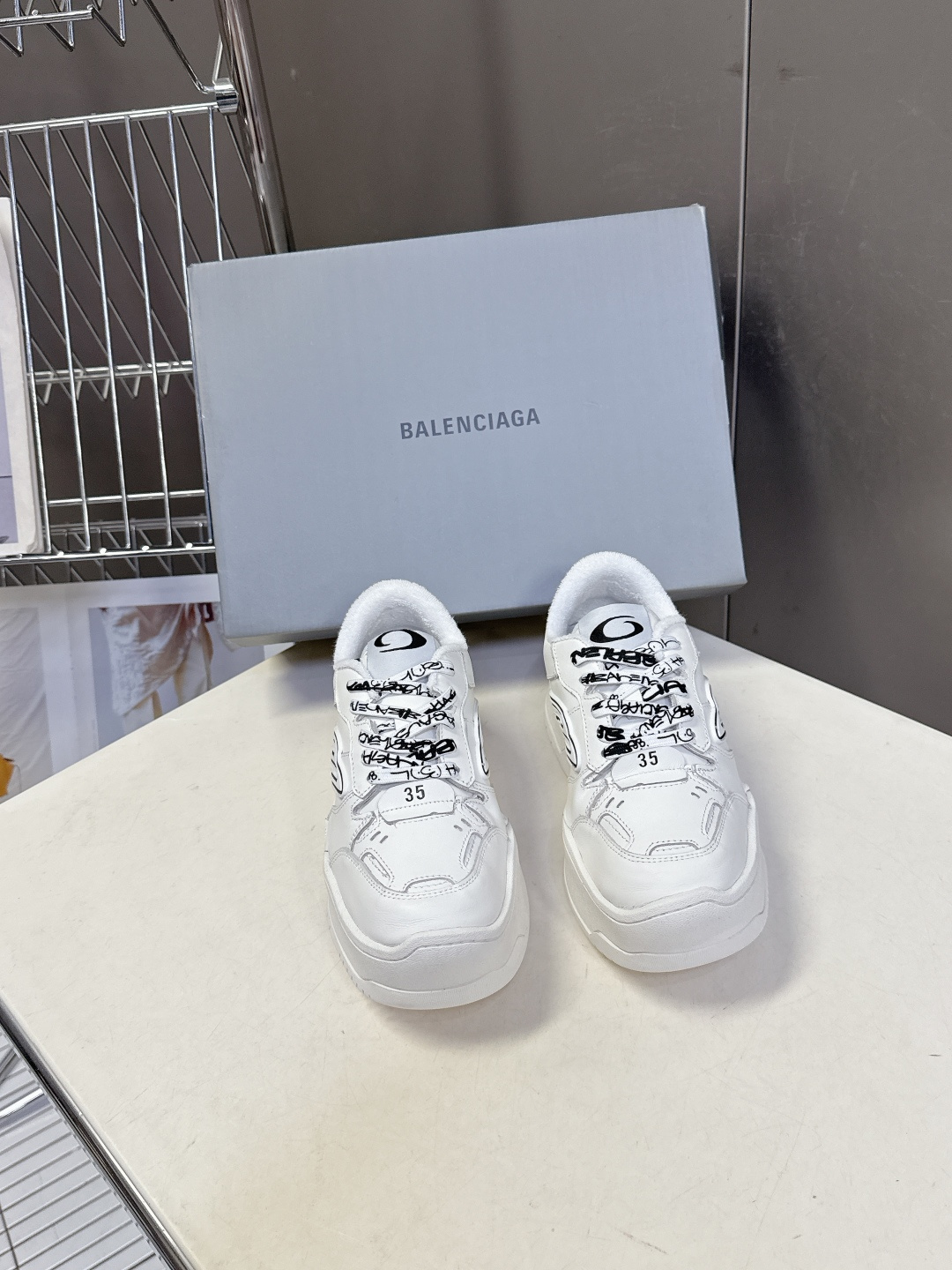 BaLenciaga巴黎世家最新春夏款Hamp tons运动鞋 超多明星网红种草 它以经典鞋履为原型 侧