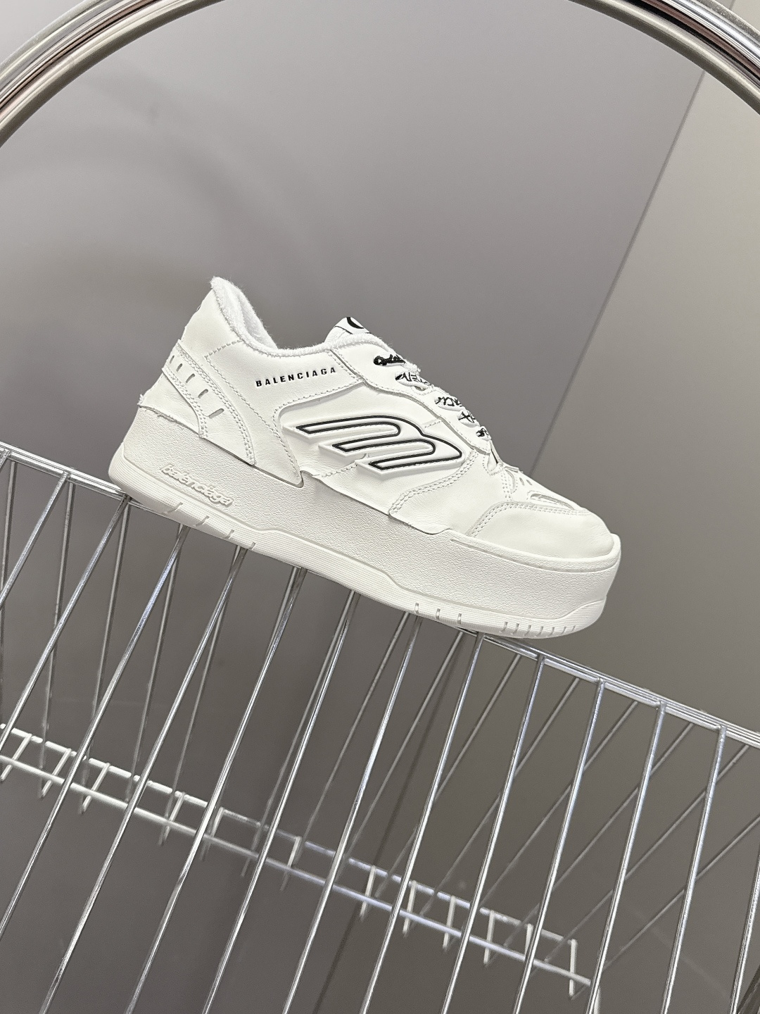 BaLenciaga巴黎世家最新春夏款Hamp tons运动鞋 超多明星网红种草 它以经典鞋履为原型 侧