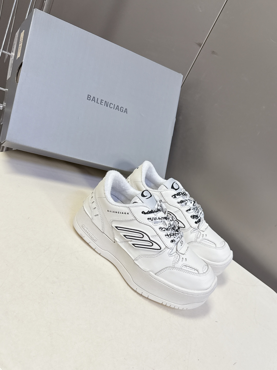 BaLenciaga巴黎世家最新春夏款Hamp tons运动鞋 超多明星网红种草 它以经典鞋履为原型 侧