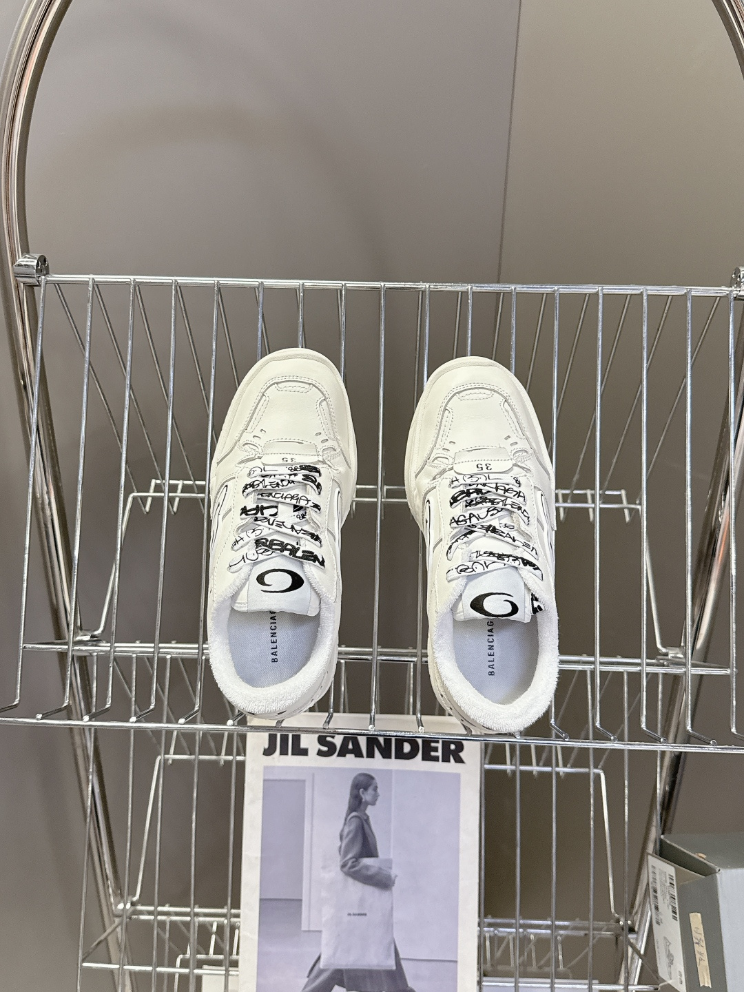 BaLenciaga巴黎世家最新春夏款Hamp tons运动鞋 超多明星网红种草 它以经典鞋履为原型 侧