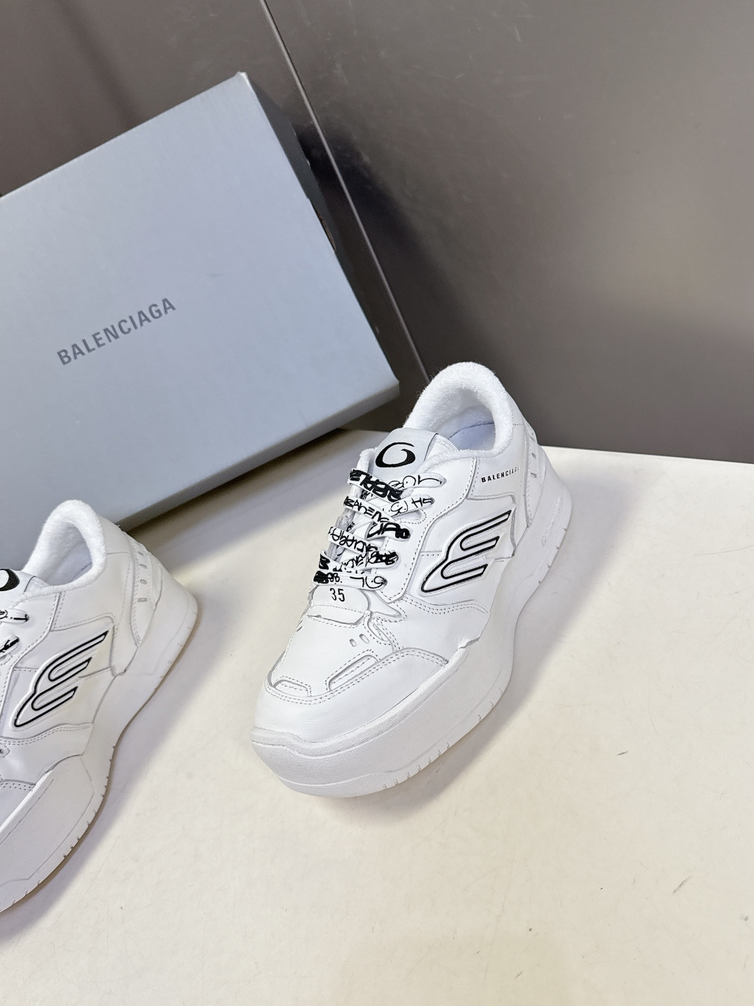 BaLenciaga巴黎世家最新春夏款Hamp tons运动鞋 超多明星网红种草 它以经典鞋履为原型 侧