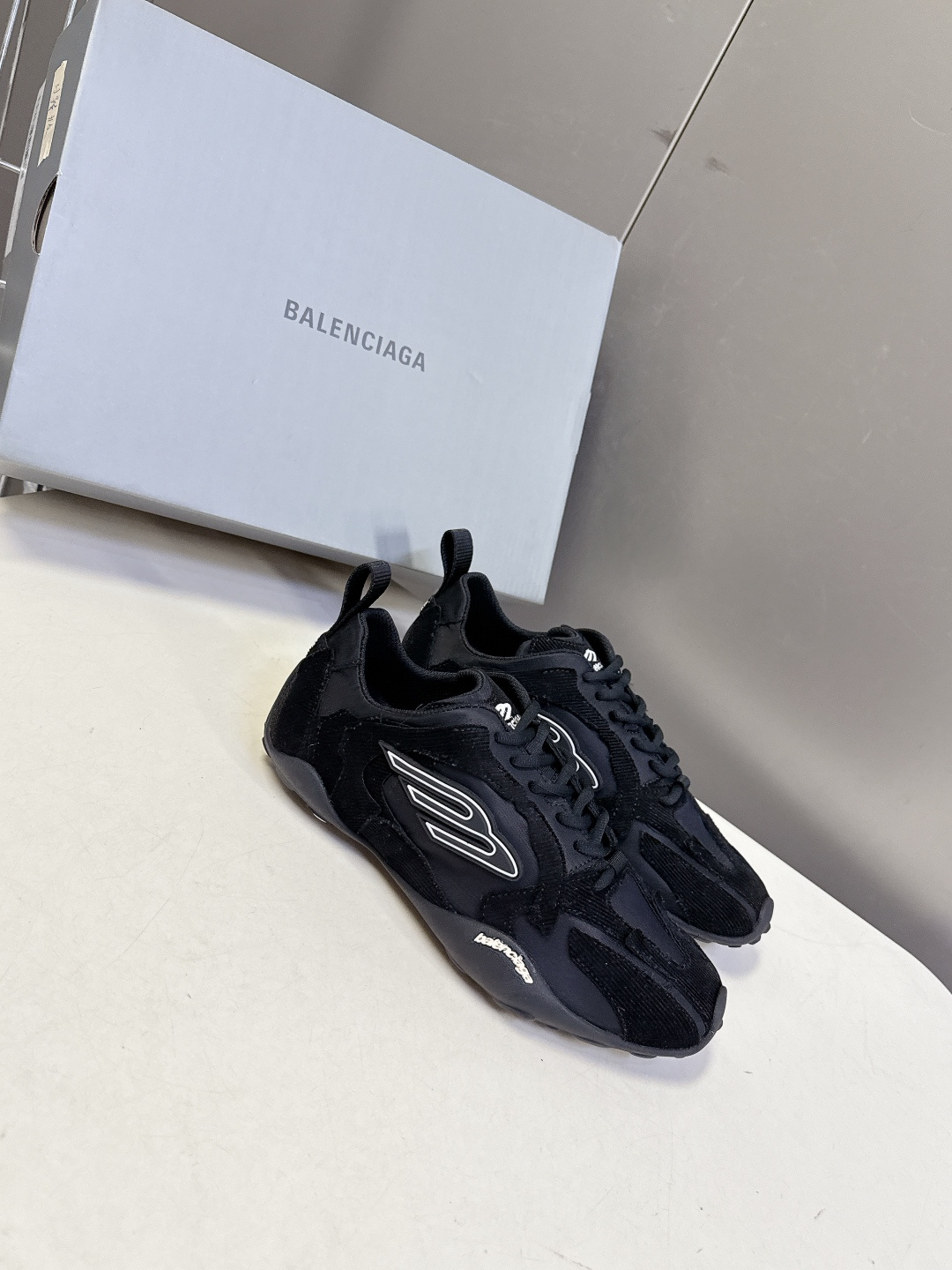 BALENCIAGA巴黎世家2026春夏最新款 Monday Ultra 复古系带 休闲鞋 巴黎又一火爆