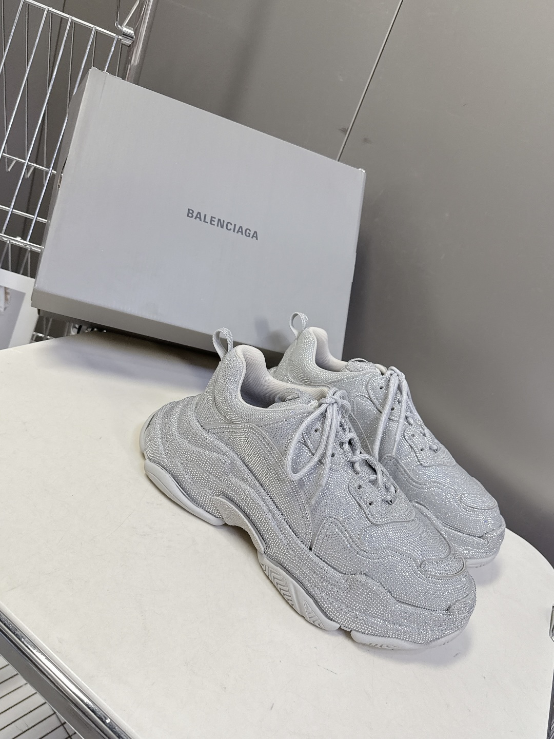 Balenciaga Balenciaga巴黎世家一代最新 厚底鞋 运动鞋 超多明星 种草 一代 鞋型 妥妥的增高神器 其前卫的设计 夸张的体积和细节赋予其特别的轮廓 外观依旧采用是 造型烫钻工艺 澳钻 开模大底Size:女35-40 男39-44