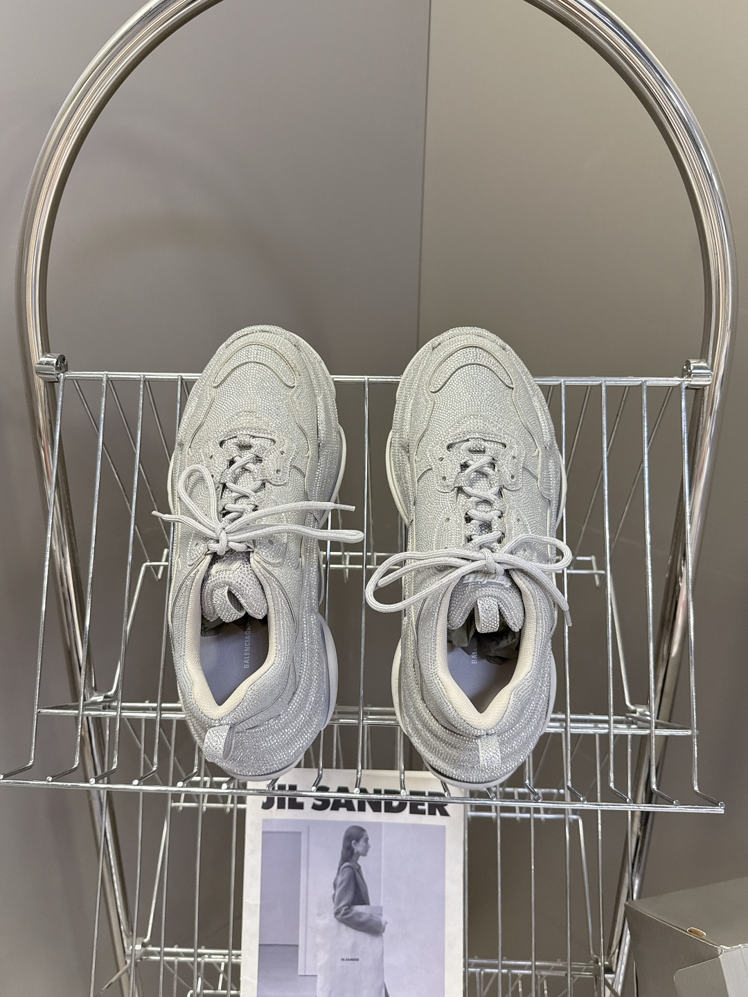 Balenciaga Balenciaga巴黎世家一代最新 厚底鞋 运动鞋 超多明星 种草 一代 鞋型 妥妥的增高神器 其前卫的设计 夸张的体积和细节赋予其特别的轮廓 外观依旧采用是 造型烫钻工艺 澳钻 开模大底Size:女35-40 男39-44