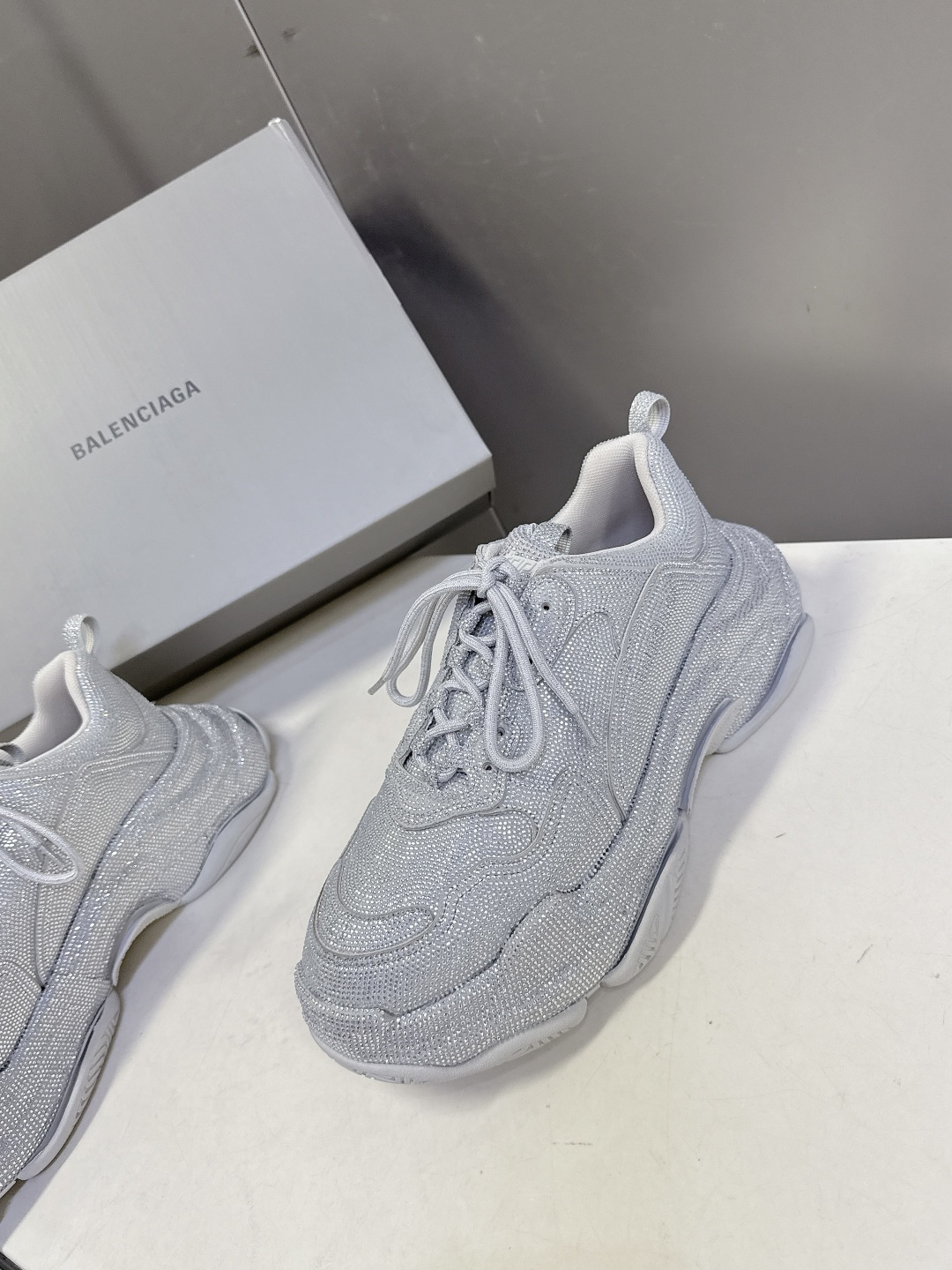 Balenciaga Balenciaga巴黎世家一代最新 厚底鞋 运动鞋 超多明星 种草 一代 鞋型 妥妥的增高神器 其前卫的设计 夸张的体积和细节赋予其特别的轮廓 外观依旧采用是 造型烫钻工艺 澳钻 开模大底Size:女35-40 男39-44