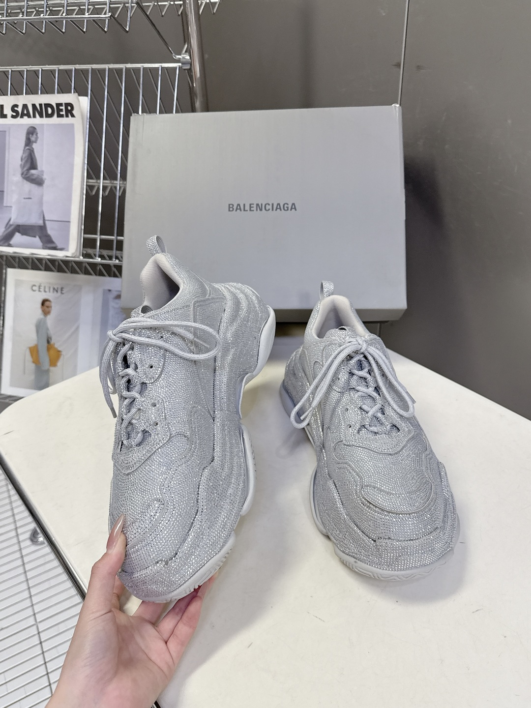 Balenciaga Balenciaga巴黎世家一代最新 厚底鞋 运动鞋 超多明星 种草 一代 鞋型 妥妥的增高神器 其前卫的设计 夸张的体积和细节赋予其特别的轮廓 外观依旧采用是 造型烫钻工艺 澳钻 开模大底Size:女35-40 男39-44