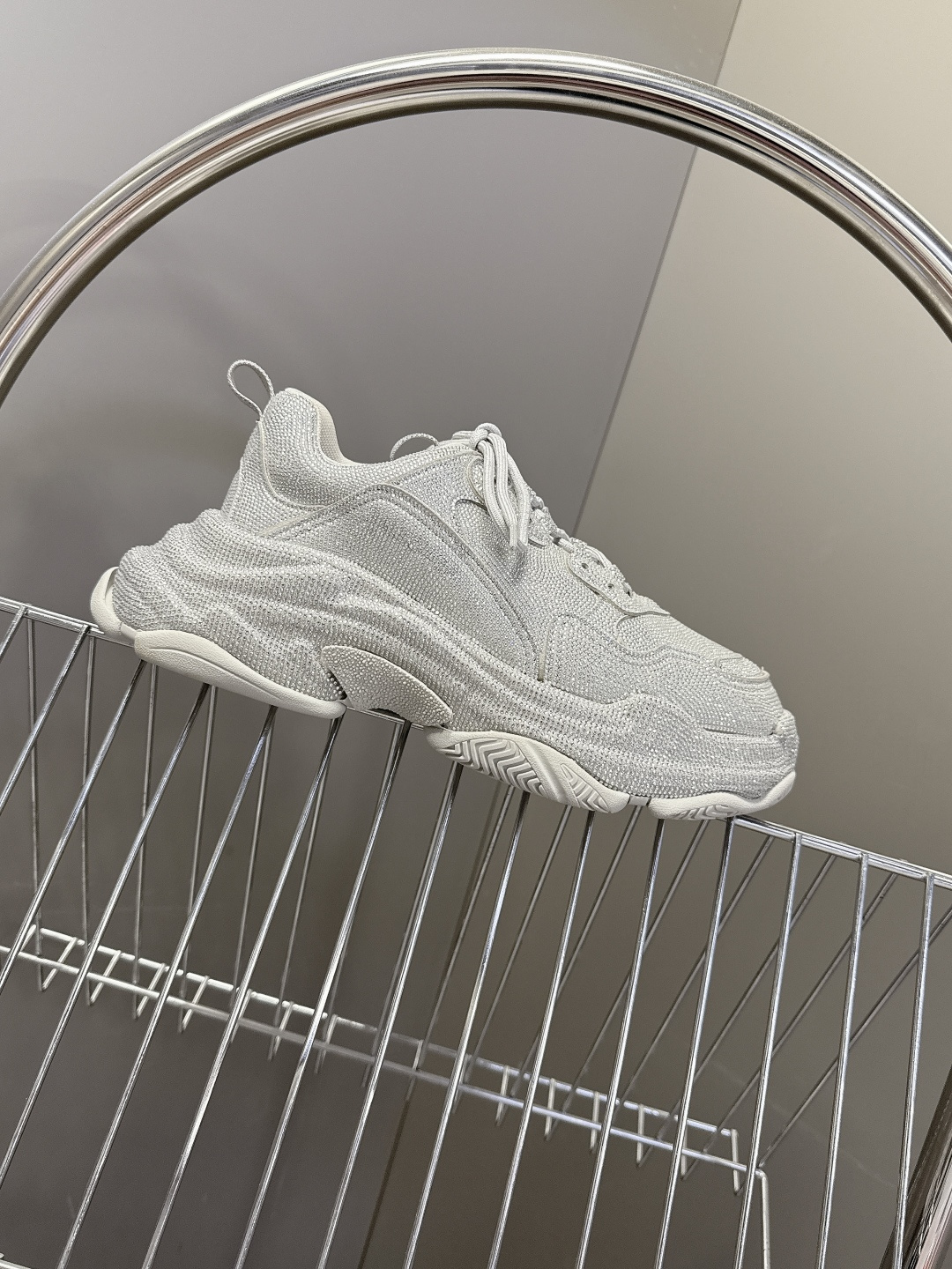 Balenciaga Balenciaga巴黎世家一代最新 厚底鞋 运动鞋 超多明星 种草 一代 鞋型 妥妥的增高神器 其前卫的设计 夸张的体积和细节赋予其特别的轮廓 外观依旧采用是 造型烫钻工艺 澳钻 开模大底Size:女35-40 男39-44
