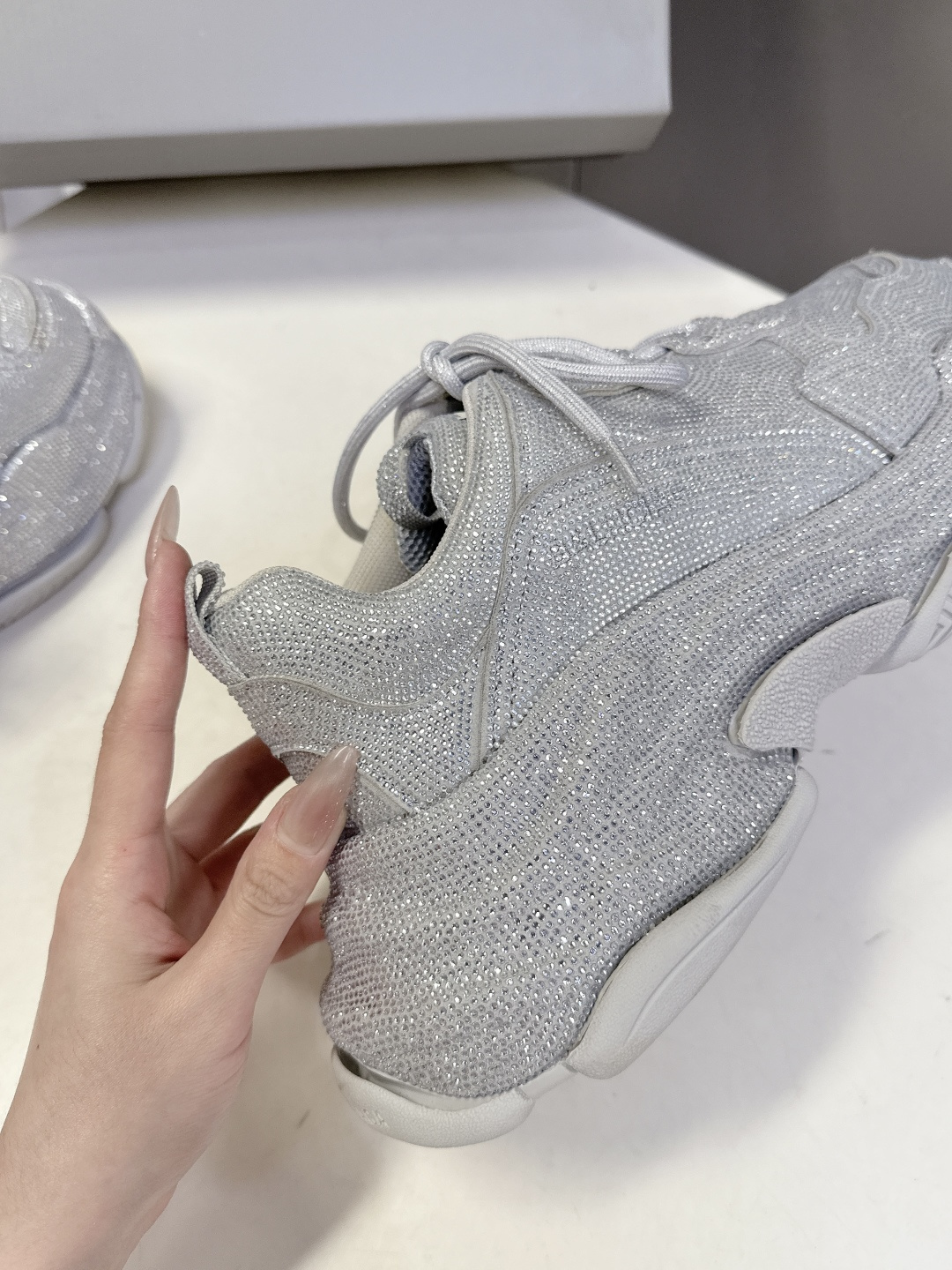 Balenciaga Balenciaga巴黎世家一代最新 厚底鞋 运动鞋 超多明星 种草 一代 鞋型 妥妥的增高神器 其前卫的设计 夸张的体积和细节赋予其特别的轮廓 外观依旧采用是 造型烫钻工艺 澳钻 开模大底Size:女35-40 男39-44