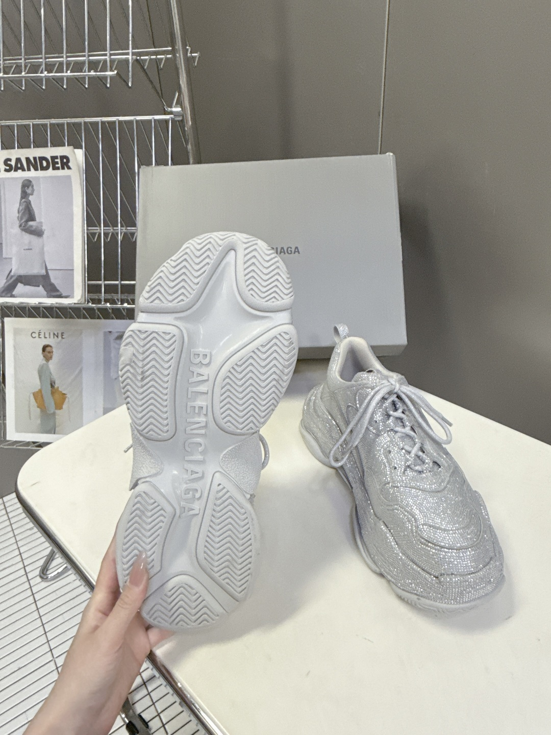 Balenciaga Balenciaga巴黎世家一代最新 厚底鞋 运动鞋 超多明星 种草 一代 鞋型 妥妥的增高神器 其前卫的设计 夸张的体积和细节赋予其特别的轮廓 外观依旧采用是 造型烫钻工艺 澳钻 开模大底Size:女35-40 男39-44