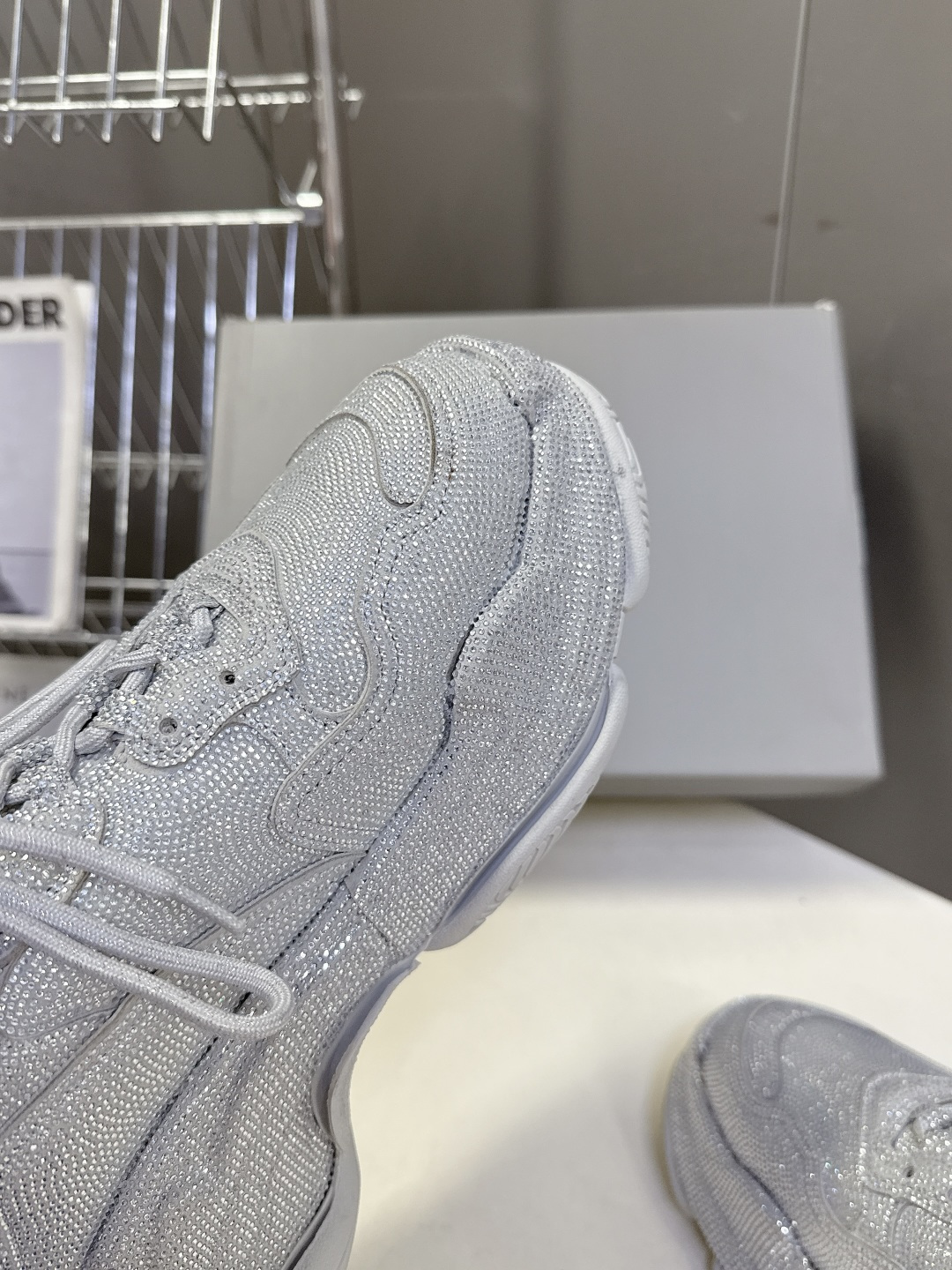Balenciaga Balenciaga巴黎世家一代最新 厚底鞋 运动鞋 超多明星 种草 一代 鞋型 妥妥的增高神器 其前卫的设计 夸张的体积和细节赋予其特别的轮廓 外观依旧采用是 造型烫钻工艺 澳钻 开模大底Size:女35-40 男39-44