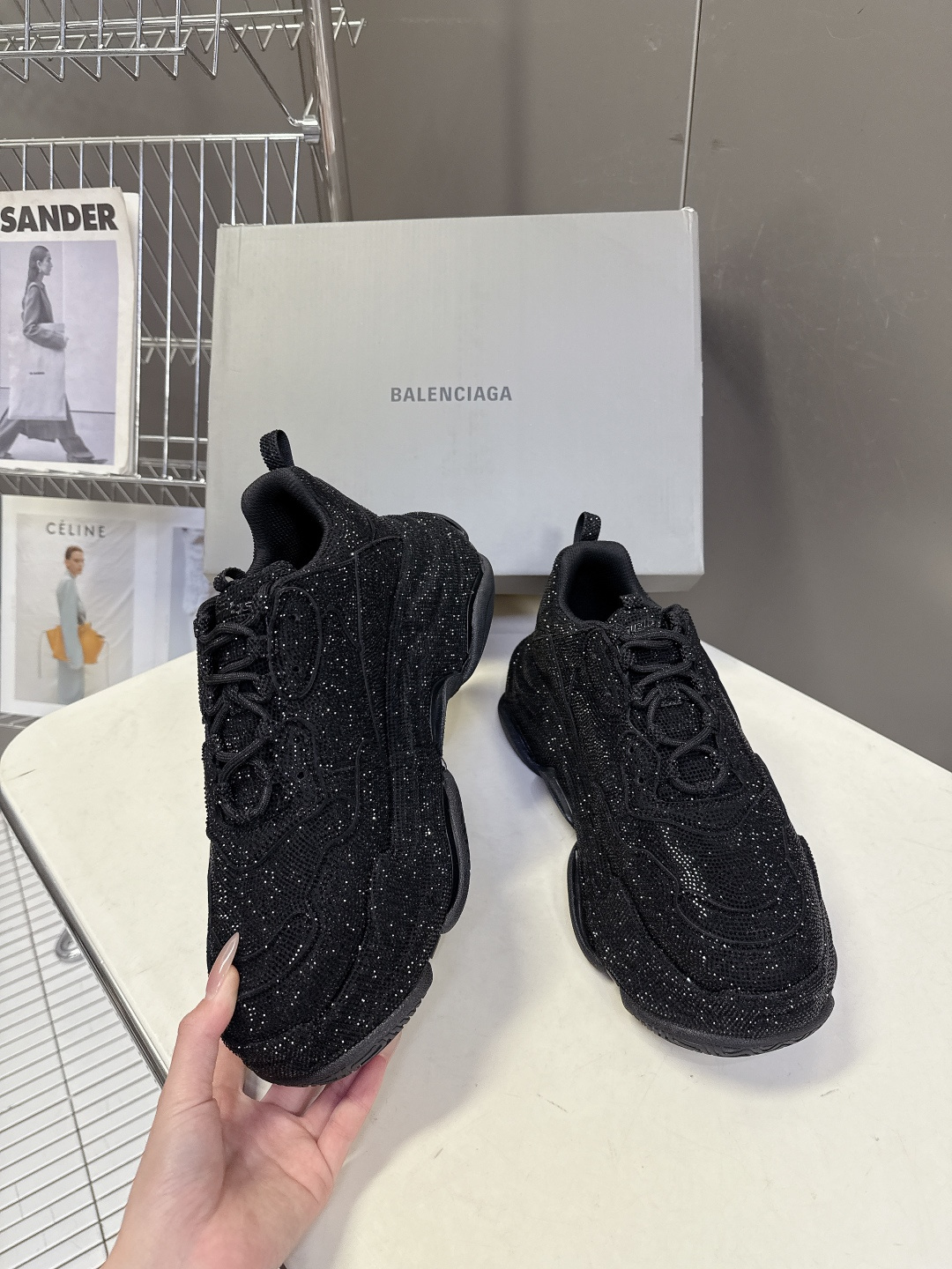 Balenciaga Balenciaga巴黎世家一代最新 厚底鞋 运动鞋 超多明星 种草 一代 鞋型 妥妥的增高神器 其前卫的设计 夸张的体积和细节赋予其特别的轮廓 外观依旧采用是 造型烫钻工艺 澳钻 开模大底Size:女35-40 男39-44
