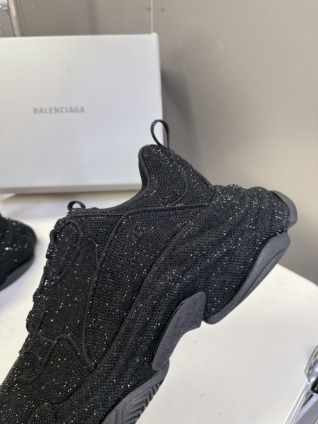 Balenciaga Balenciaga巴黎世家一代最新 厚底鞋 运动鞋 超多明星 种草 一代 鞋型 妥妥的增高神器 其前卫的设计 夸张的体积和细节赋予其特别的轮廓 外观依旧采用是 造型烫钻工艺 澳钻 开模大底Size:女35-40 男39-44