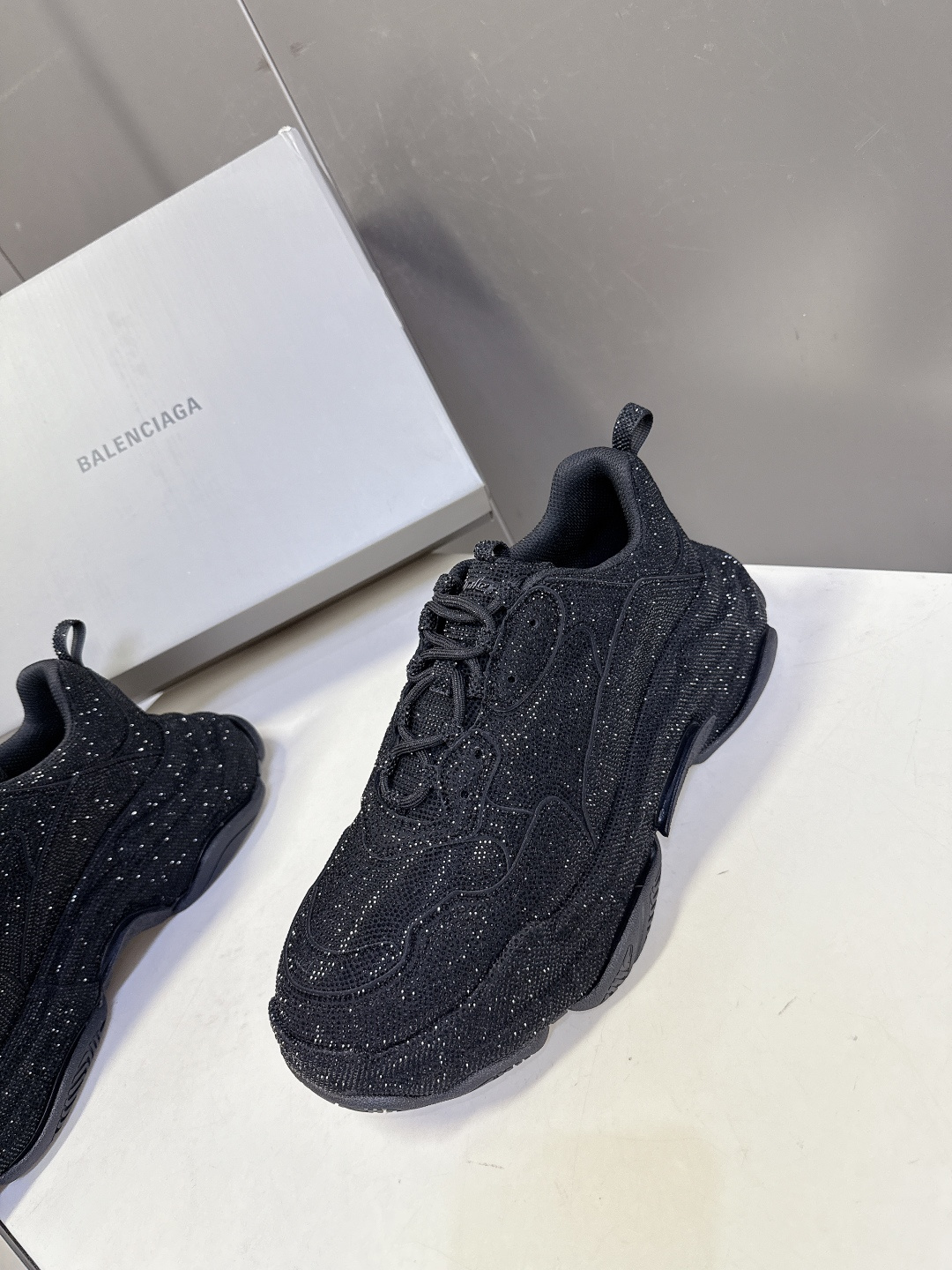 Balenciaga Balenciaga巴黎世家一代最新 厚底鞋 运动鞋 超多明星 种草 一代 鞋型 妥妥的增高神器 其前卫的设计 夸张的体积和细节赋予其特别的轮廓 外观依旧采用是 造型烫钻工艺 澳钻 开模大底Size:女35-40 男39-44