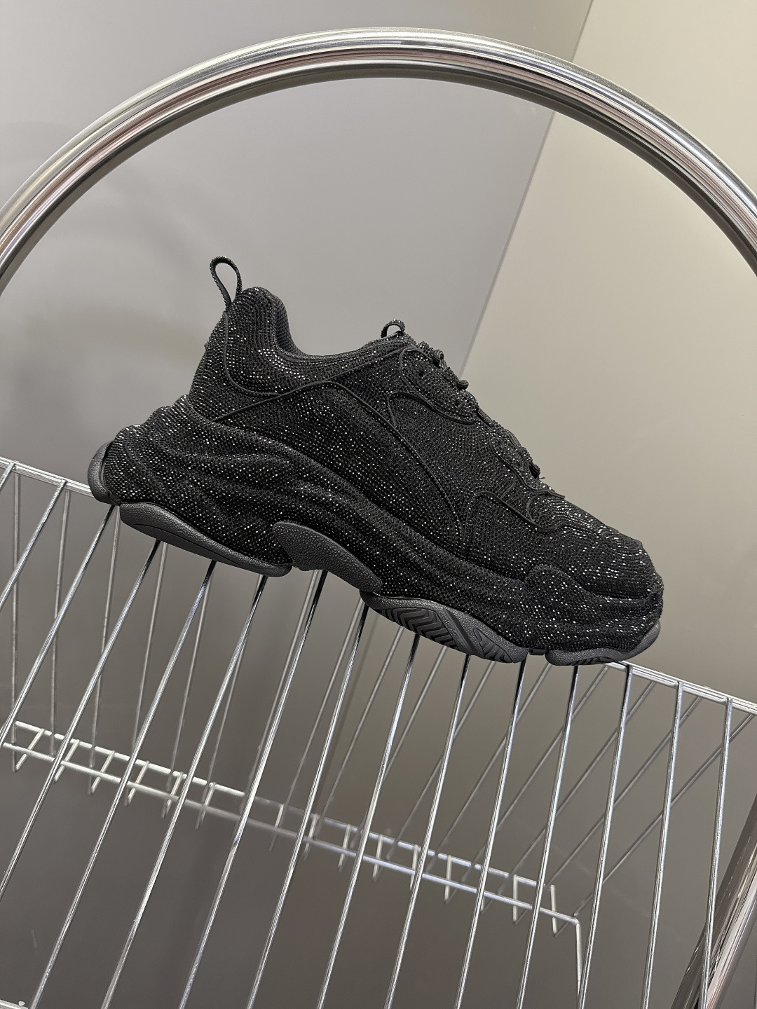Balenciaga Balenciaga巴黎世家一代最新 厚底鞋 运动鞋 超多明星 种草 一代 鞋型 妥妥的增高神器 其前卫的设计 夸张的体积和细节赋予其特别的轮廓 外观依旧采用是 造型烫钻工艺 澳钻 开模大底Size:女35-40 男39-44