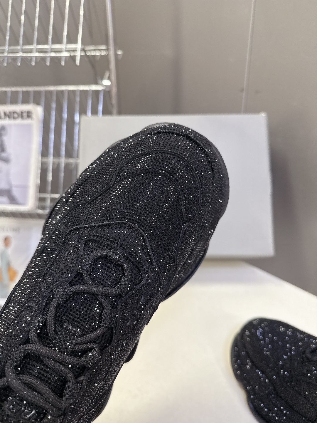 Balenciaga Balenciaga巴黎世家一代最新 厚底鞋 运动鞋 超多明星 种草 一代 鞋型 妥妥的增高神器 其前卫的设计 夸张的体积和细节赋予其特别的轮廓 外观依旧采用是 造型烫钻工艺 澳钻 开模大底Size:女35-40 男39-44