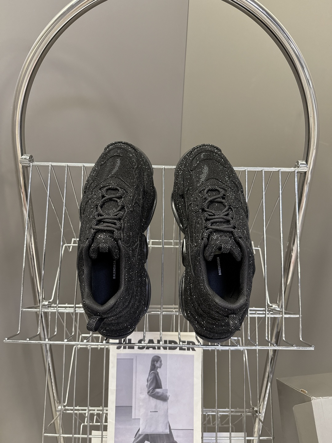 Balenciaga Balenciaga巴黎世家一代最新 厚底鞋 运动鞋 超多明星 种草 一代 鞋型 妥妥的增高神器 其前卫的设计 夸张的体积和细节赋予其特别的轮廓 外观依旧采用是 造型烫钻工艺 澳钻 开模大底Size:女35-40 男39-44