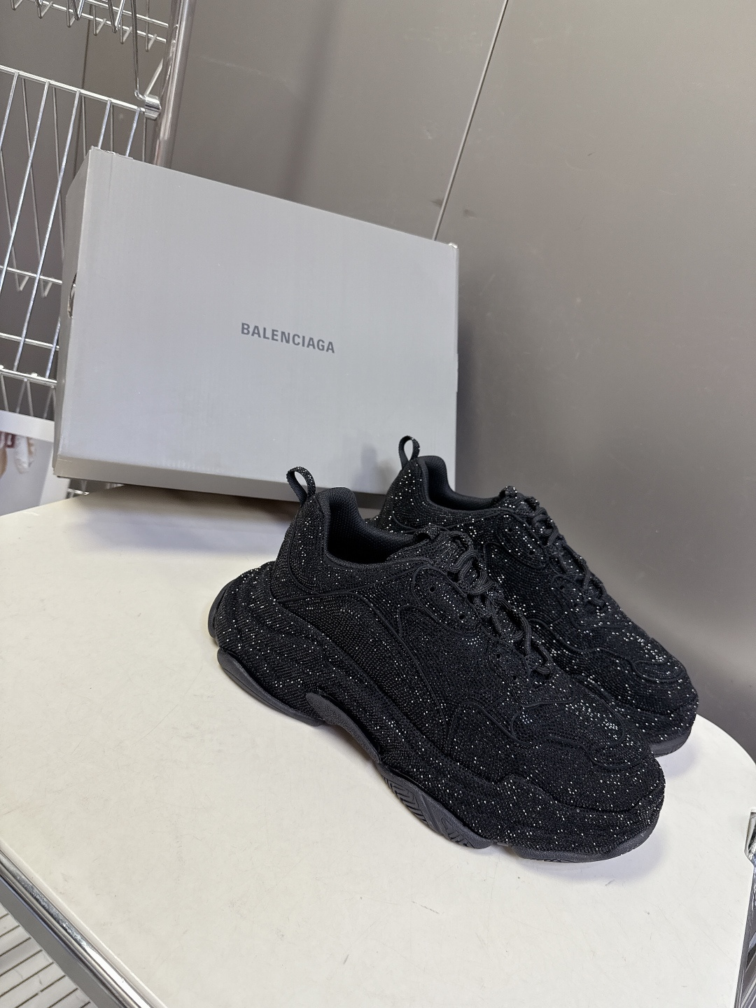 Balenciaga Balenciaga巴黎世家一代最新 厚底鞋 运动鞋 超多明星 种草 一代 鞋型 妥妥的增高神器 其前卫的设计 夸张的体积和细节赋予其特别的轮廓 外观依旧采用是 造型烫钻工艺 澳钻 开模大底Size:女35-40 男39-44