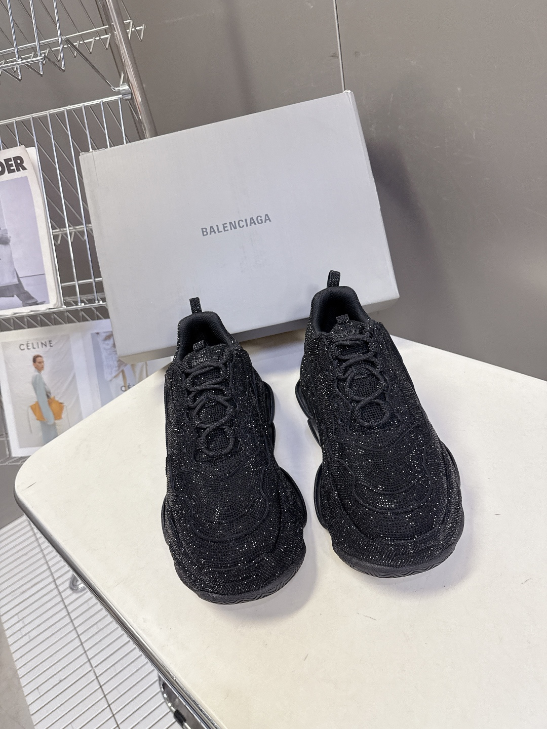 Balenciaga Balenciaga巴黎世家一代最新 厚底鞋 运动鞋 超多明星 种草 一代 鞋型 妥妥的增高神器 其前卫的设计 夸张的体积和细节赋予其特别的轮廓 外观依旧采用是 造型烫钻工艺 澳钻 开模大底Size:女35-40 男39-44