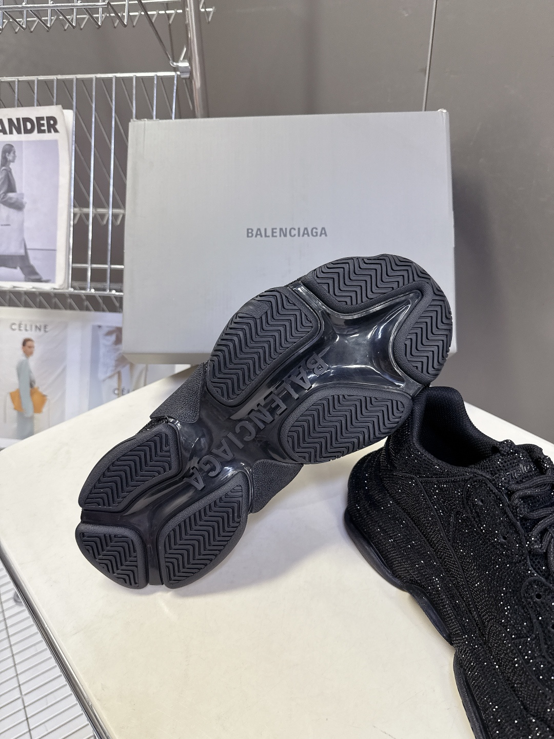 Balenciaga Balenciaga巴黎世家一代最新 厚底鞋 运动鞋 超多明星 种草 一代 鞋型 妥妥的增高神器 其前卫的设计 夸张的体积和细节赋予其特别的轮廓 外观依旧采用是 造型烫钻工艺 澳钻 开模大底Size:女35-40 男39-44